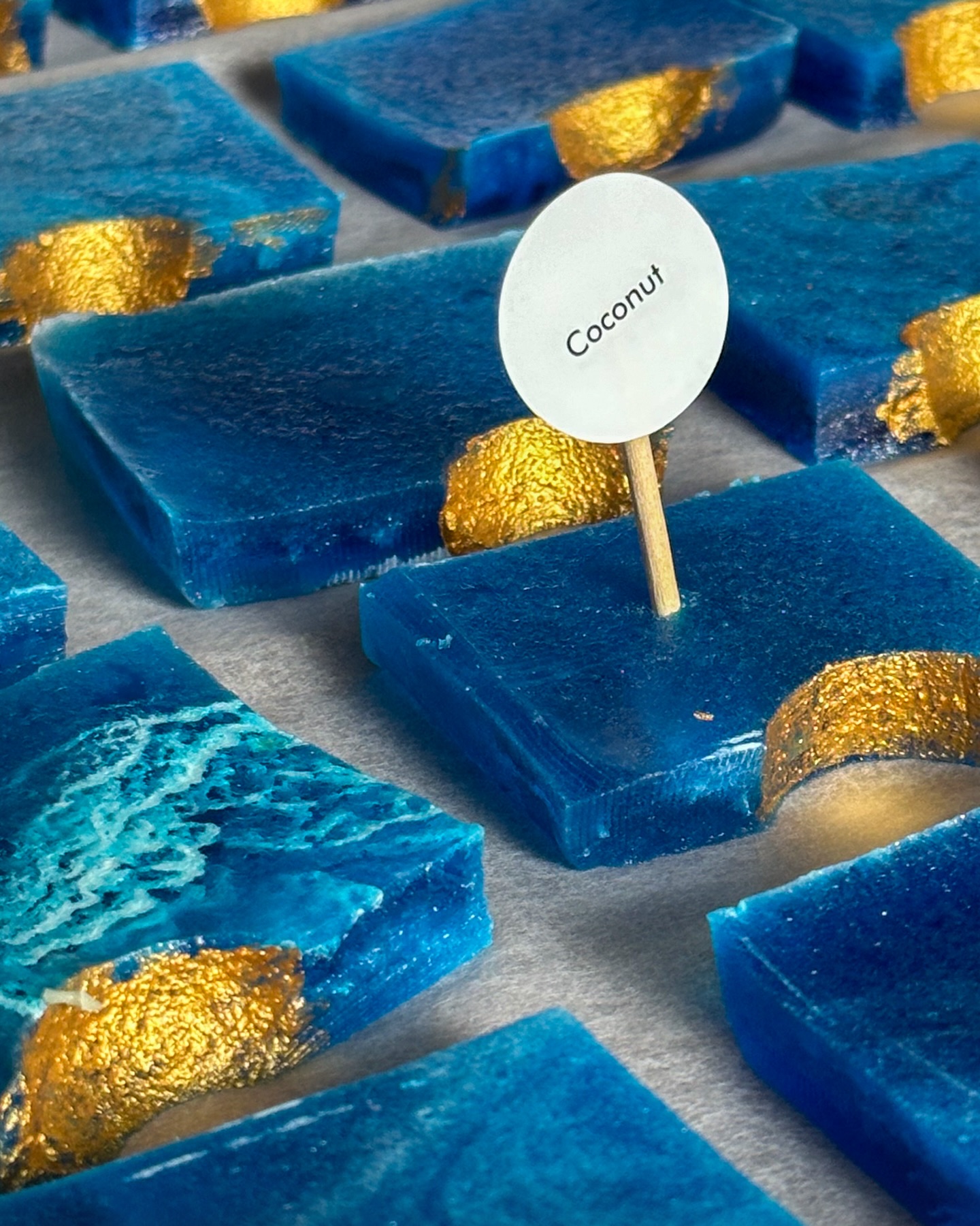 Mavi, altınla buluştu; hindistan ceviziyle taçlandı.
Crystal Candy’nin göz alıcı lezzeti: Coconut. 🥥
