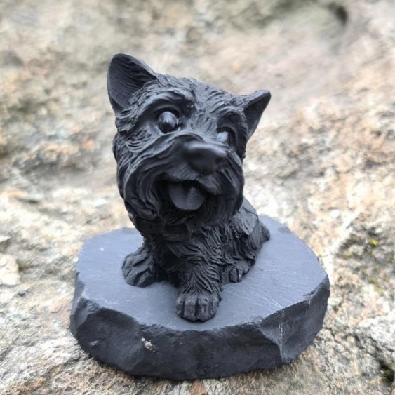 🐶✨ Adorno de Shungita “Yorky Protector” ✨🐶
Dale a tu espacio un toque de ternura y seguridad con nuestro encantador perrito Yorky tallado en auténtica shungita de Karelia. Con su irresistible carita y postura alerta, este adorno equilibra estilo y energía pura.
🌟 Características:
* **Tamaño compacto**: 6–7 cm de alto, ideal para escritorios, repisas o mesas de luz.
* **Acabado liso y satinado**: realza la vetas naturales y el negro profundo de la shungita.
* **Detalles realistas**: orejas erguidas y collarito delicado, capturando la esencia del Yorkshire Terrier.
🔮 **Beneficios energéticos**
* Escudo natural contra radiaciones EMF: protege tu hogar y tu mente de las ondas invisibles.
* Purificación ambiental: la shungita filtra vibraciones densas, creando un entorno más armónico.
* Compañero intuitivo: la figura del perrito despierta tu instinto de cuidado y protección, reforzando tu bienestar emocional.
🐕 **Ideas de uso**
1. Colócalo junto a tu laptop para sentir esa “vigilancia” suave durante tu jornada laboral.
2. Úsalo en la mesita de luz de los más pequeños para aportar calma y confianza.
3. Regálalo a un amante de las mascotas y las energías positivas: un detalle lleno de amor y protección.
“Tu espacio de bienestar natural”
#Shungita #YorkyProtector #BienestarNatural #ProtecciónEMF #ShungiLife #DecoraciónZen #EnergíaPositiva