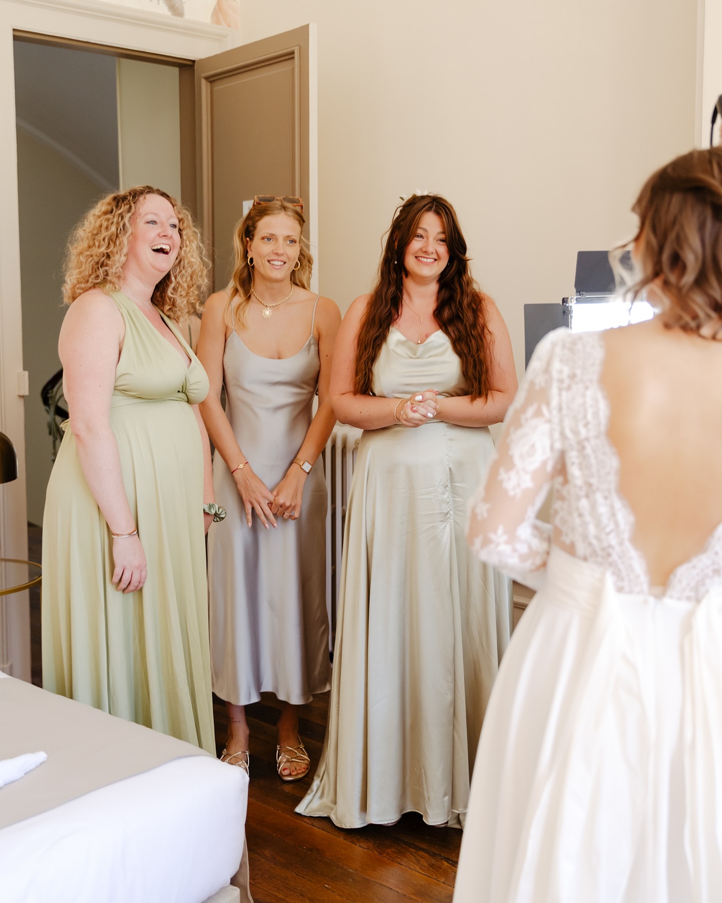 ✨ Quand la Team Bride découvre LA robe... ✨
Les rires, les larmes, les cris de joie… tout y est ! Ce moment est toujours unique : vos témoins, ceux qui vous connaissent par cœur, découvrent enfin la robe que vous avez choisie avec tant d’amour. 🤍
Ce n’est pas juste un essayage, c’est l’instant où tout devient réel.
Les regards émerveillés, les câlins spontanés, cette bulle d’émotion avant le grand « oui »… C’est pour ça que j’adore être là, discrète mais prête à figer ces réactions précieuses.
Ces souvenirs, vous les revivrez encore et encore à travers vos photos. Parce qu’un mariage, ce sont aussi ces petits moments, ceux qui font battre le cœur plus fort. 💫
#teambride #emotion #photographemariage #momentsprécieux #weddingday#melanievauryphotographe#chateaudeflixecourt