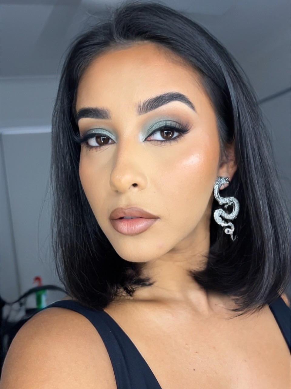 A little pop of turquoise to shake things up! 🤩 I was getting ready for a catch-up with a girlfriend yesterday and decided it was time to step outside my usual bronze Look. Obsessed!
.
.
.
.
.
.
.
.
.
.
#makeupartistgoldcoast #goldcoastmakeupartist #goldcoastmua #muagoldcoast #goldcoastmakeup #makeupgoldcoast #brisbanemakeupartist #makeupartistbrisbane #makeupbrisbane #mua #makeupartist #makeupinspo #makeuplooks