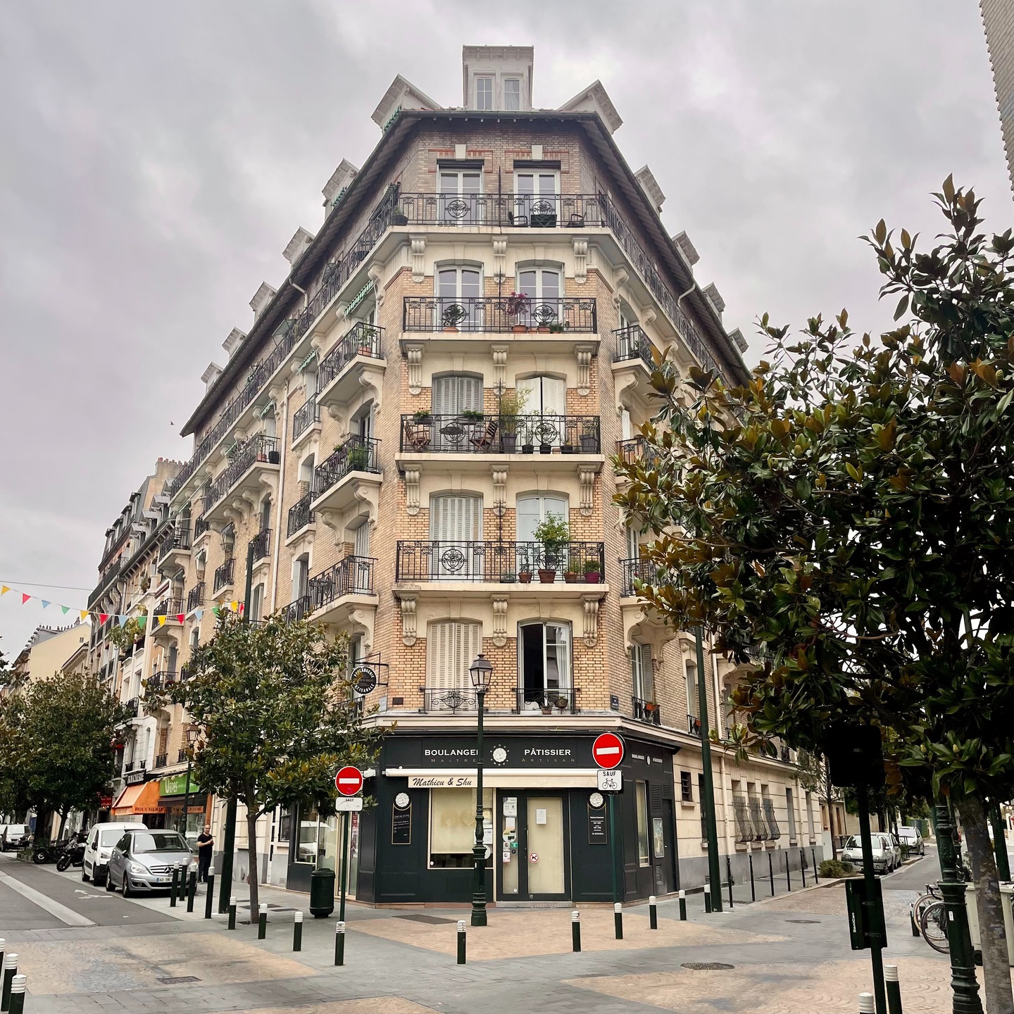 Pour notre troisième journée de terrain, nous poursuivons notre immersion dans le territoire de Paris Ouest la Défense et faisons une halte à 𝗟𝗮 𝗚𝗮𝗿𝗲𝗻𝗻𝗲-𝗖𝗼𝗹𝗼𝗺𝗯𝗲𝘀. 🧳
Cette commune se distingue par une diversité impressionnante de formes urbaines et d'architectures, alternant entre le traditionnel et le moderne, et tissant une harmonie subtile entre le passé et le présent sur l'ensemble de son territoire. Une évolution architecturale captivante qui raconte l'histoire de la transformation de la ville au fil des époques.
Parmi ses trésors, un élément majeur ne passe pas inaperçu : la Halle du marché, un véritable bijou architectural. Inspirée des célèbres halles Baltard de Paris et des travaux de Gustave Eiffel, elle dévoile une structure métallique élégante et aérienne. Aujourd'hui, cette halle abrite le deuxième marché aux comestibles des Hauts-de-Seine et constitue un lieu de vie et de rencontres incontournable pour les habitants.
#lagarennecolombes #urbanisme #amenagement #architecture #patrimoine