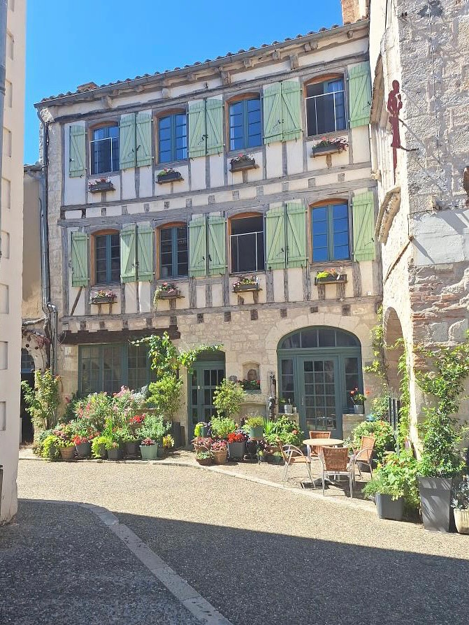 Daguitstap-tip: Ontdek het charmante Lauzerte! 🧺✨🌞
Op zoek naar een leuk uitstapje vanuit Camping Les 2 Lacs? Spring in de auto en rij naar Lauzerte, een van de mooiste dorpjes van Frankrijk! 🇫🇷💛
📍 Gelegen op een heuveltop, biedt dit middeleeuwse stadje een mix van geschiedenis, kunst en adembenemende uitzichten over de vallei.
Slenter door de geplaveide straatjes, bewonder de eeuwenoude gebouwen en geniet van een gezellig terrasje op het dorpsplein.
🎨 Extra tip: in de zomer zijn er vaak lokale marktjes en openluchtconcerten, sfeer verzekerd!
Een perfecte daguitstap vol charme, cultuur en genieten. En ’s avonds gewoon weer thuiskomen in je tent, camper of lodge bij ons op de camping 🏕️💚
Dankjewel @greet_wallaert voor de foto’s 🧡