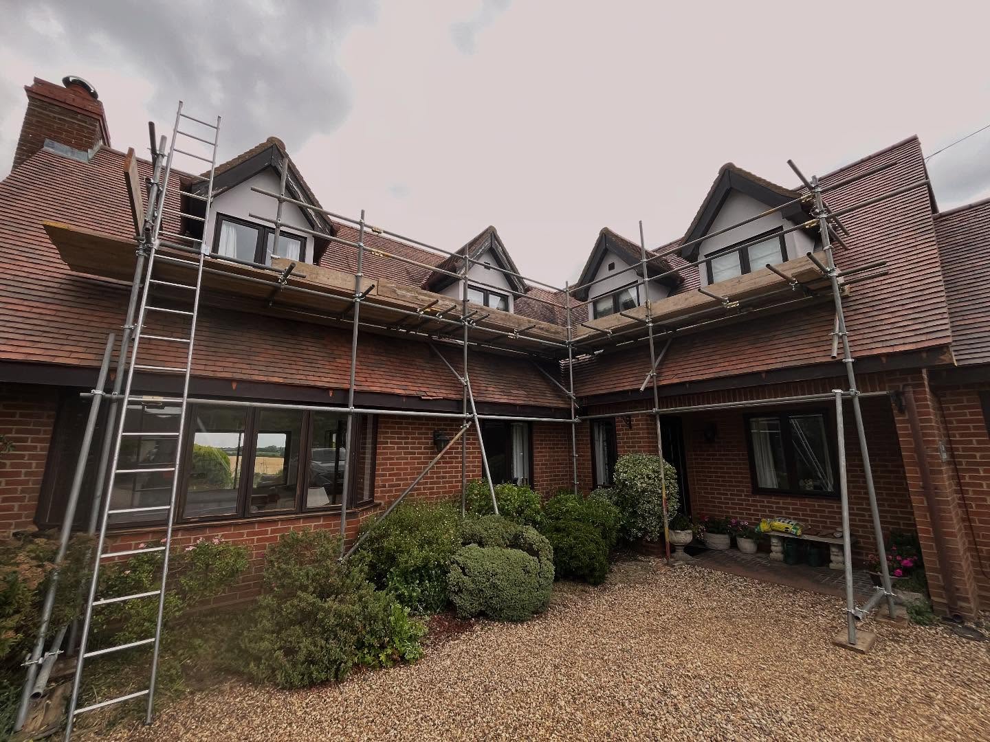 ⭐️Throw in L shape scaffold to allow repair and decorating works to the dormers⭐️