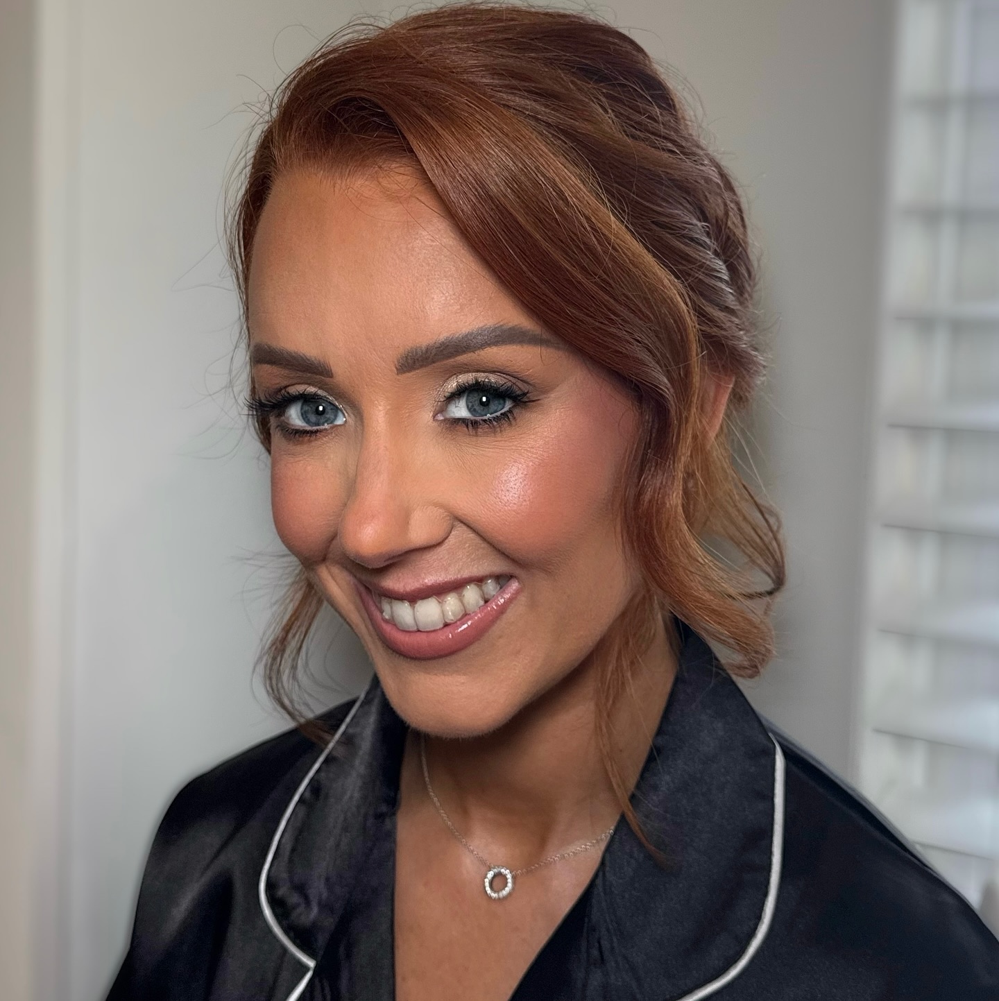 Chris, my beautiful bridesmaid, who wanted all the glam!! This lovely bridal party was a dream to work with - so organised and prepared, with printed screenshots of my work for inspiration!! Let's have more of this, please!!🥰🥰
We created a glam makeup. Using warm tones on the eyes and create depth through the lash line can really allow blue or green eyes to pop!! ✨✨
Venue: @theorchardweddingskent. Hair: @zwhairmua 🤍