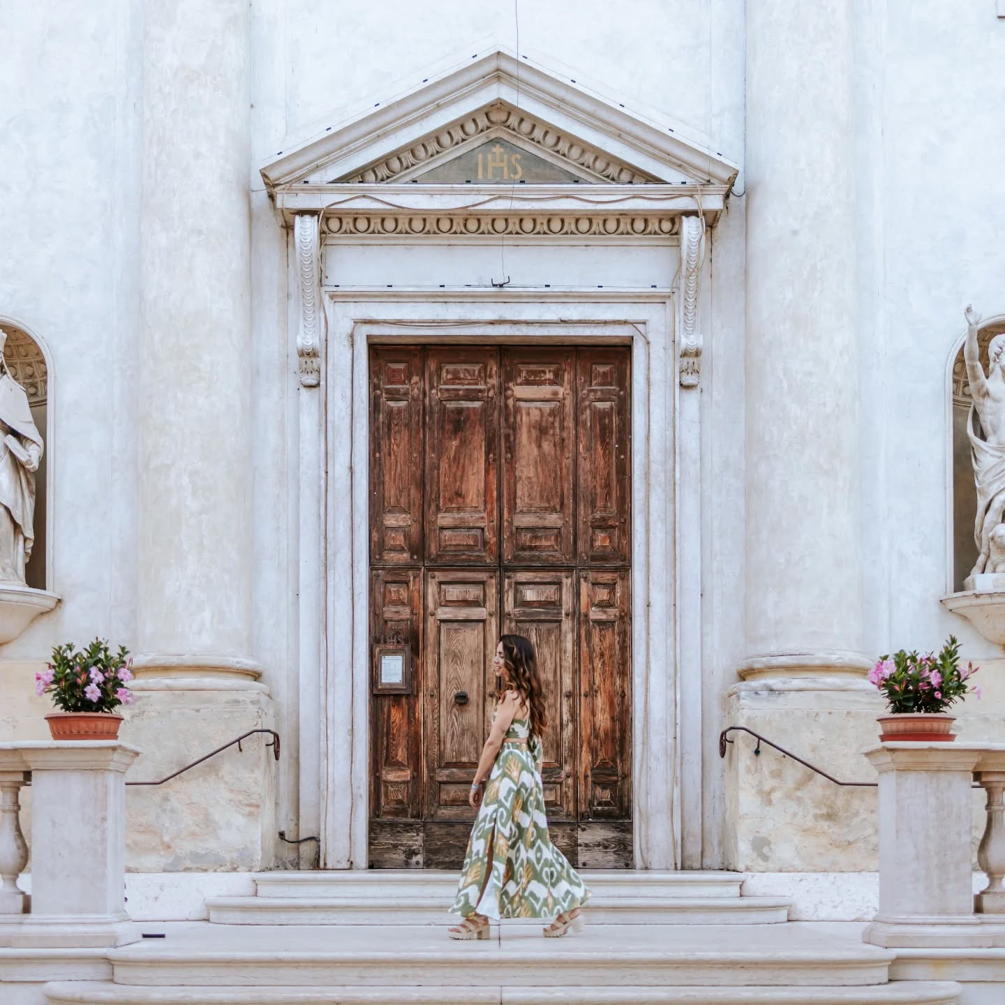 Hee You! 🤍 Update Time.🫶
Voor de oplettende kijker is het mischien opgevallen dat ik wel op heel veel verschillende plekjes woon de laatste tijd. That's right!
Aaaaa LOT going on in mijn altijd transformerende leven.💫 Gelukkig zijn we daarvoor hier op aarde! Om te leven, te groeien, te transformeren, te leren, te voelen wie we zijn.
En zo komen er soms momenten voorbij waarbij je los mag laten, elkaar vrij mag laten om te groeien als mens. Niet omdat er geen liefde is, maar omdat er een dieper weten is dat zich beseft dat dit de juiste keuze is. Liefde heeft de afgelopen jaren een heel ander begrip voor me gekregen. Liefde voelen voor mensen waar je van houd is het allermooiste dat er is. Onvoorwaardelijk van elkaar houden betekent soms ook loslaten op het juiste moment. Ipv vasthouden uit angst, bijvoorbeeld de angst om alleen te zijn.
Liefde is juist ongelooflijk groots en vrij en op die manier kan het stromen. Van mens tot mens, van ziel tot ziel. Het leven is altijd in beweging, de enige zekerheid die er is. Durf ik mee te stromen en te luisteren naar de diepere verlangens en waarheid in mezelf? Durf ik mezelf volledig in de wereld te zetten en daarvoor te kiezen. Of blijf ik veilig staan waar ik nu sta? Een zoektocht, een innerlijke reis, eentje die zeker niet gemakkelijk is, maar het wel helemaal waard. Ik kies mezelf hier en nu. Met respect en liefde ook voor de ander.🤍 To be continued.
We zijn altijd onderweg🦋 Lieve jij, Voel je vrij.
📸 by @jorinedekoning.photography