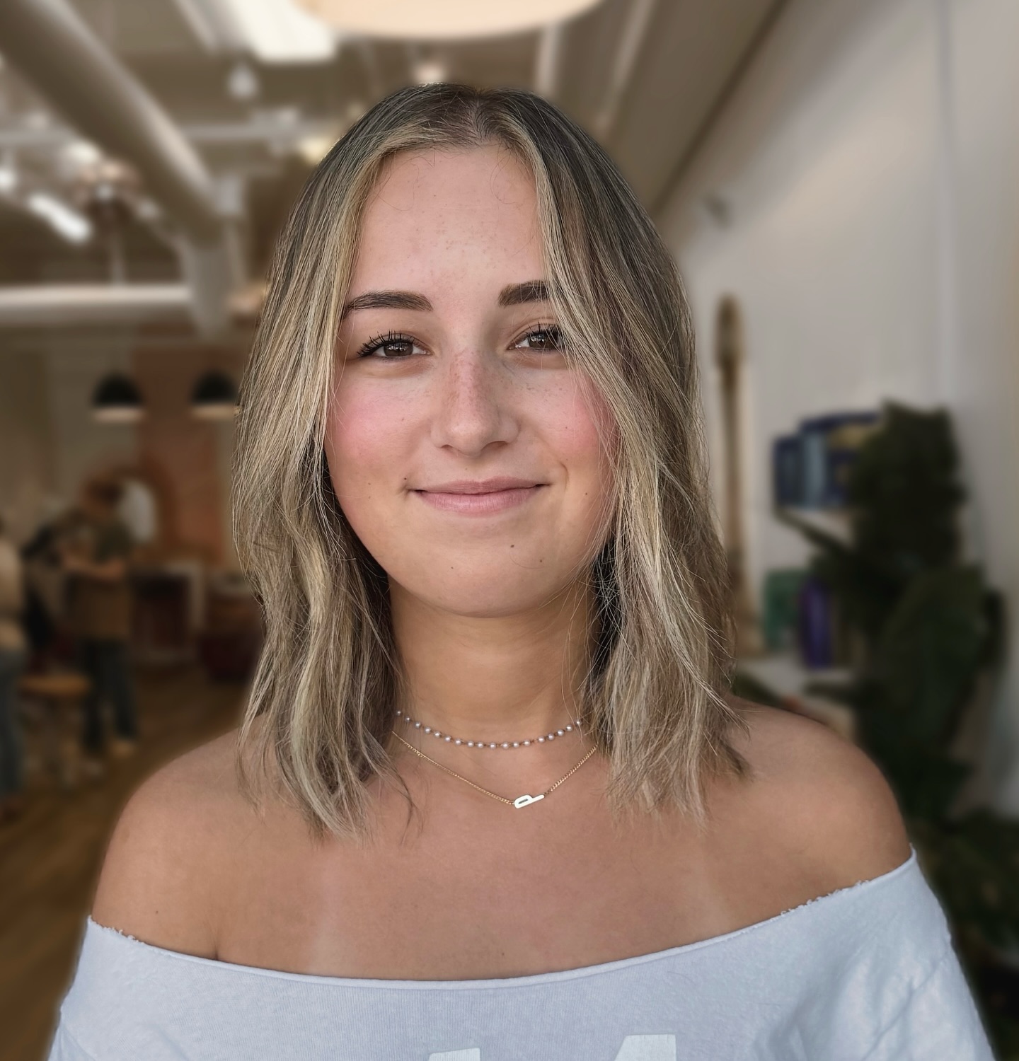 Nothing makes me happier than seeing my college girls when they’re home on break!
I’ve been doing Parker’s hair since she was a little kid, and it’s so fun to catch up while keeping her color looking gorgeous and low-maintenance between visits 💓