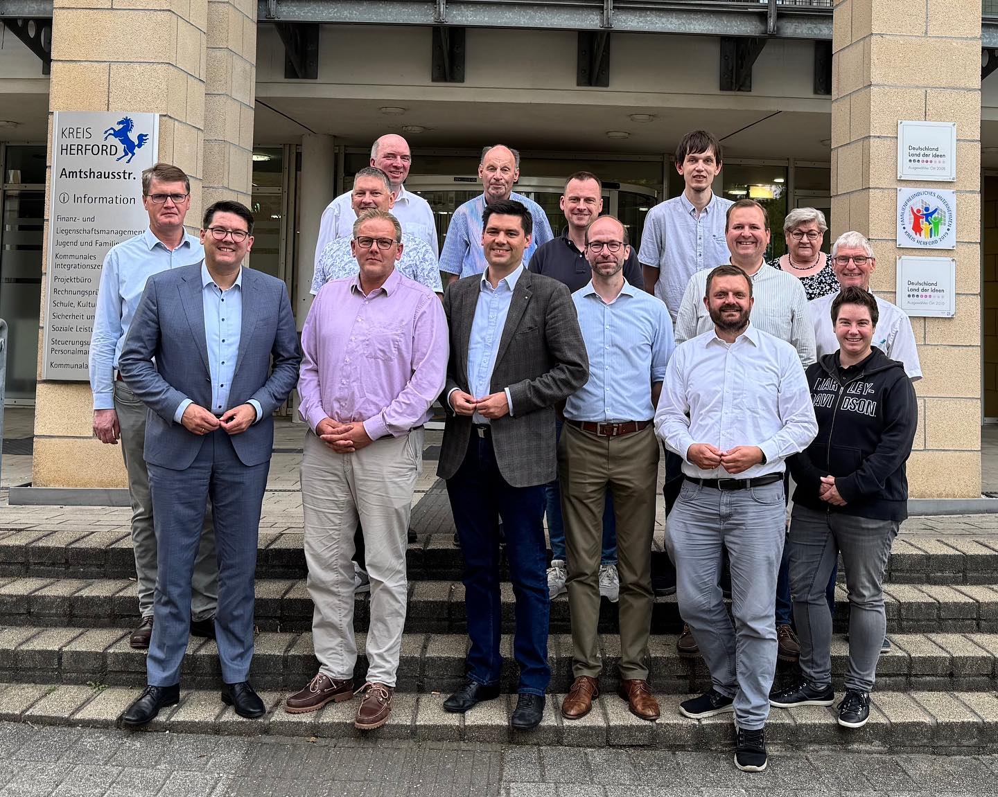 📯 Im Austausch mit der Kreisjägerschaft
Kürzlich trafen sich die Mitglieder der CDU-Kreistagsfraktion mit Vertretern der Kreisjägerschaft Herford, um über die Herausforderungen und das breite Aufgabenspektrum der Jägerschaft im Wittekindskreis zu sprechen.
🤝 Unser Fraktionsvorsitzender @m_schoenbeck hatte dazu den Kreisjagdberater Christian Rasche sowie den Vorsitzende der Kreisjägerschaft Matthias Ebmeyer und dessen Stellvertreter Lutz Schoknecht ins Kreishaus eingeladen.
🐗🌳 Im Schwerpunkt des Gespräches, an dem auch der heimische CDU-Bundestagsabgeordnete @joachimebmeyer, Bürgermeisterkandidat @florian.dowe und Landratskandidat @mircoschmidtherford teilnahmen, standen Fragen rund um den Landschaftsplan und die nun auch in Nordrhein-Westfalen aufgetretene Afrikanische Schweinepest (ASP).
#dialog #austausch #kreisjägerschaft #jagdistnaturschutz #cdukreistagsfraktion #asp #landschaftsplan #cdu