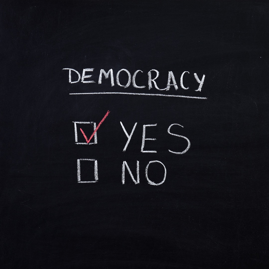 Demokratie endet nicht mit einem Knall – sie stirbt, wenn wir glauben, sie brauche keine Zuwendung mehr.
Sie ist eine Beziehung. Und Beziehungen brauchen Pflege – gerade dann, wenn wir sie für selbstverständlich halten.
Sie lebt in Gesetzen und Wahlen, doch ihre Zukunft entscheidet sich in der Frage, ob wir andere Menschen als Teil unserer eigenen Geschichte sehen.
Vielleicht beginnt ihre Rettung genau da, wo wir aufhören zu glauben, dass andere sie für uns retten werden.
#demokratischeResilienz #Demokratie #Awareness #ErcanCarikci