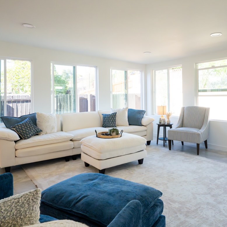 We love the living room in this house! Light-filled, cozy, and styled to feel like home☀️🛋️
This beautiful home is on the market and having an open house TODAY from 10am-12pm! Stop by 6391 Estrella Avenue, San Diego to take a look!
Listing Agent: @bluesageproperties
📸: @visualsby.jc
For any staging needs, send us a DM!✨
