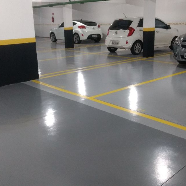 Estacionamento com piso epóxi de alta performance
Neste projeto, executado em um estacionamento de prédio, o desafio foi corrigir um concreto antigo, com fissuras e desplacamento — sinais claros de um substrato comprometido.
🔎 Após avaliação técnica, optamos por um sistema multilayer em vez de pintura simples. Foram aplicadas várias camadas: desde correção do substrato até acabamento final.
🎨 Dividimos os espaços com tonalidades RAL:
Caminho dos carros: Cinza escuro RAL 7043
Vagas: Cinza médio RAL 7037
Demarcação: Amarelo RAL 1023
🚗 O resultado? Um piso resistente ao alto tráfego de veículos, sem rachaduras e com acabamento durável. Um sistema mais vantajoso do que cerâmica ou ardósia, inclusive na manutenção!
#PisoEpoxi #Estacionamento #RevestimentoIndustrial #Multilayer #EngenhariaDePisos #PisoDeGaragem #EpoxiColorido #Demarcação #RAL7037 #RAL7043 #PisoResistente #Garagem #ConstrucaoCivil #PisoParaCondominio #ManutencaoIndustrial #ABCepoxi