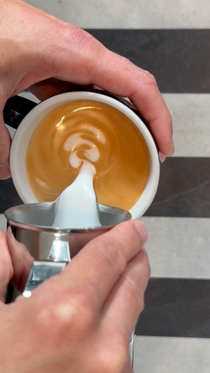 silky smooth art
Het geheime recept? Kwaliteit & precisie ☕️
@mok_coffee
@melkerhei
#leuven #cappuccino #komfortleuven #vaartkom #coffee #coffeeandwine #komfortcoffee #mokcoffee #komfortcoffee #coffeebar #latteart #slowcoffee