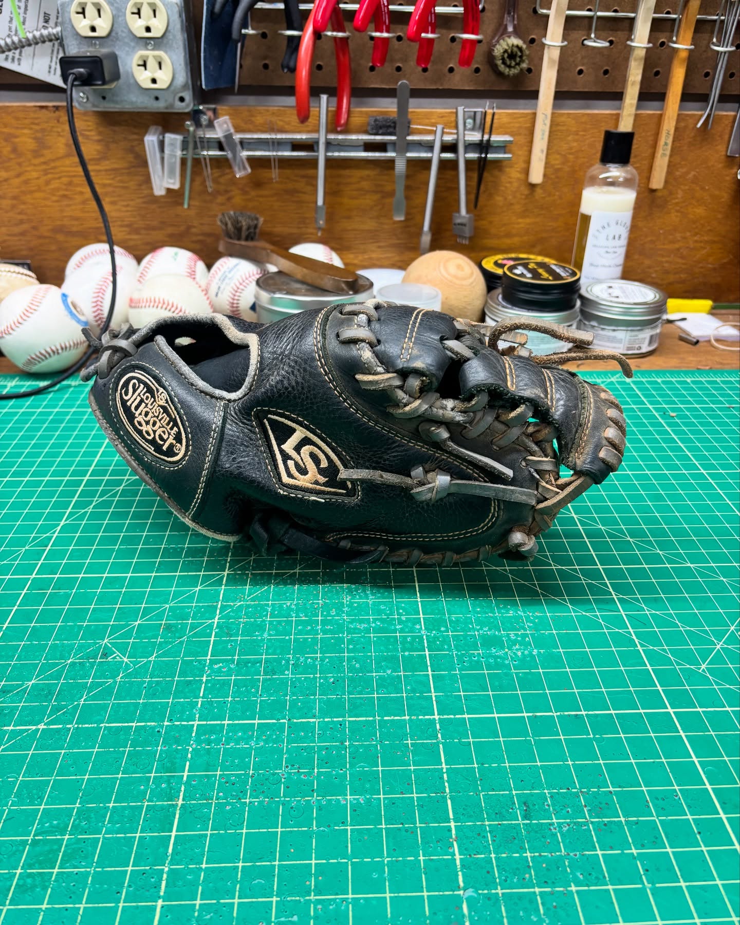 Nice Louisville Slugger Omaha coming through for a refresh and palm pad. Cleaned up really nice and the gray laces look better than I thought they would. I was surprised by the quality of the factory padding, more like a Heart of the Hide or A2000. The additional air2gel pad really made a difference though. I love putting those in.
#ballplayersbalm #buyfastpitchgloves #coloradoleatherbalm #relacednotreplaced #relacedontreplace #makingyourglovegreatagain #staygrassy #luisvilleslugger