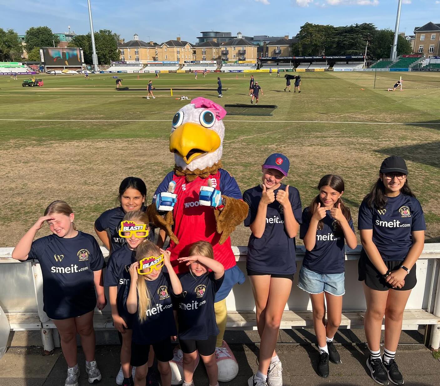 Well done to our HACC girls being the Guard of Honour for the @essexwomencricket game against Durham. What an experience for the girls- especially seeing Essex take the win! 🙌🏻 ⭐
@essexcricketcommunity #essexcricket #girlscricket #womenscricket