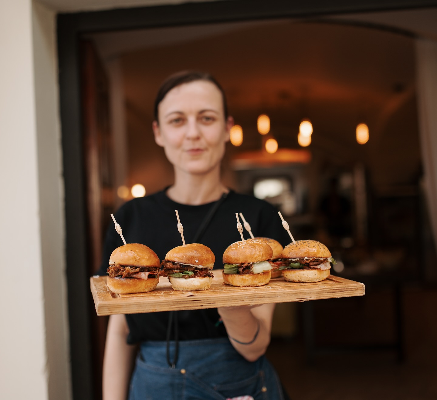 Svatební sezóna je v plném proudu! A to tak, že ani nestíháme sdílet všechny ty krásné momenty se světem ✨
Ale my se polepšíme. Tak tady alespoň pár momentek z květnové svatby v @statekujezd!
Ta krásné fotky děkujeme @mili_kreuz_fotografka 📸
