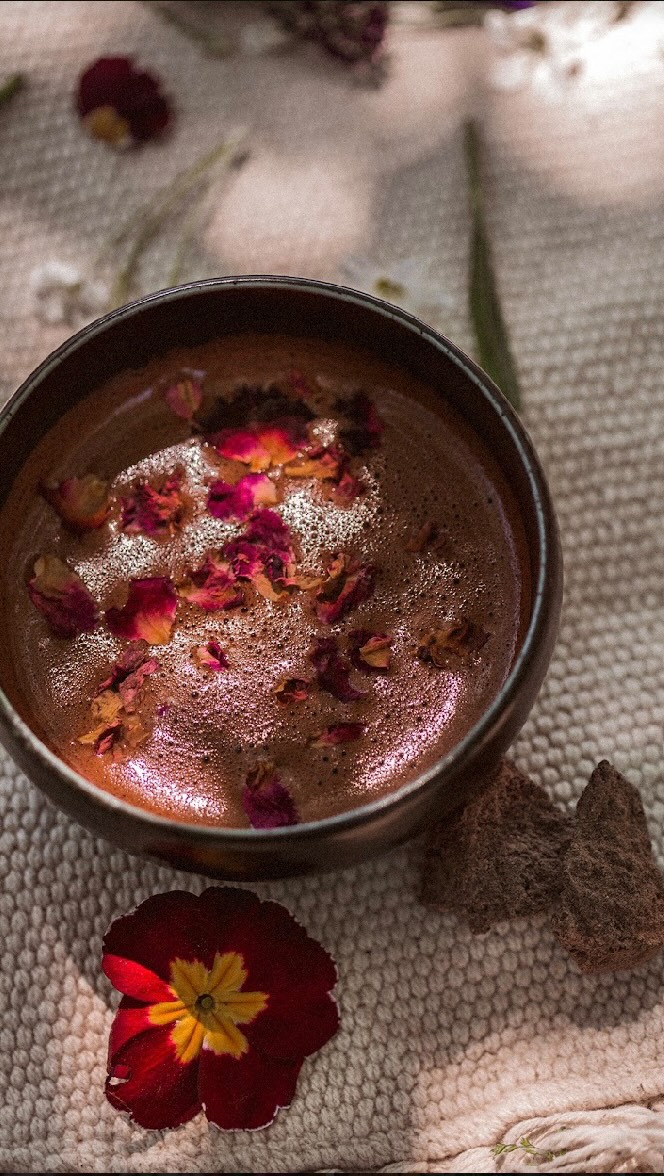 🌿🫶🏼 Kakaozubereitung für den Alltag♥️✨
Ich glaube es wird Zeit euch mein Liebstes Kakao Rezept für den Alltag zu verraten 😃
Atme ein paar mal tief durch. Hinterfrage deine Beweggründe!
Gute Gründe Kakao zu trinken:
✨Selfcare & Me Time!
Du hast Zeit und Lust dich mit deinen Themen auseinanderzusetzen? Super! Kakao hilft dir dabei!
✨ Kopf aus- Gefühl an
✨ sanfte Herzöffnung und Verbindung mit deiner Intuition
✨schafft Rituellen Raum zur Erdung & Verbindung
✨beruhigt dein Nervensystem
Warum du heute lieber keinen Kakao trinken solltest:
❌ Du bist müde und brauchst echte Ruhe statt sanfte Stimulanz
❌ Du musst funktionieren. (Kakao bringt Dich ins Fühlen, nicht in deine To-do Liste
❌ Du hast akute Migräne, Reizdarm oder Histaminintoleranz
Zubereitung:
1. Reinigen
Achte darauf dass der Platz der Zubereitung sauber & ordentlich ist. Reinige dich und den Raum mit Palo Santo, Salbei oder ähnlichem 🌱
2. Pflanzenmilch oder Tee leicht erwärmen (nicht kochen!)
3. 15-20g Kakao hinzufügen und sanft einrühren bis sich der Kakao vollständig aufgelöst hat🧑🍳
4. Gewürze deiner Wahl hinzufügen 🧂 🌿
5. etwas ziehen lassen, danach in deine Lieblingstasse füllen
6. Topping deiner Wahl z.B.: Rosenblüten, essbare Blüten aus dem Garten oder Beeren
Ich liebe den Kakao von @suyana.spirit. Er schmeckt nicht nur hervorragend, auch die ethischen Hintergründe sind verantwortungsvoll, bewusst und mit ganz viel Liebe
🌎 🌱✨
Mit dem Code WILDFLOWYOGA erhältst du 10% auf deine Bestellung und kannst mich sogar noch dabei unterstützen
💗👍🏼
Cheers & Joy!
#auszeit #kakaozubereitung #heartmedicine #mindfulmoments #HowToCacao #spiritualreel