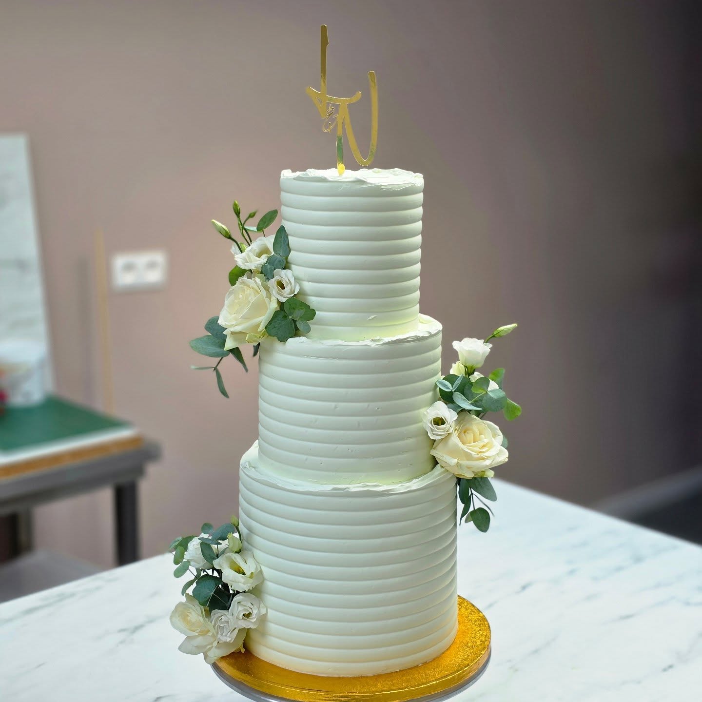Om de liefde te bezegelen heb je nodig... 2 keer ja, 2 ringen, 1 taart! #weddingcake #bruidstaart #wedding #trouwen #trouwinspiratie #wijtrouwen #taart #taartbestellen #cakedesign #cakedesigner #cakedecorating #gateaux #bakker #patisserie #pastry #waasland #beveren #kruibeke #zwijndrecht #sintniklaas #antwerpen #trending #love