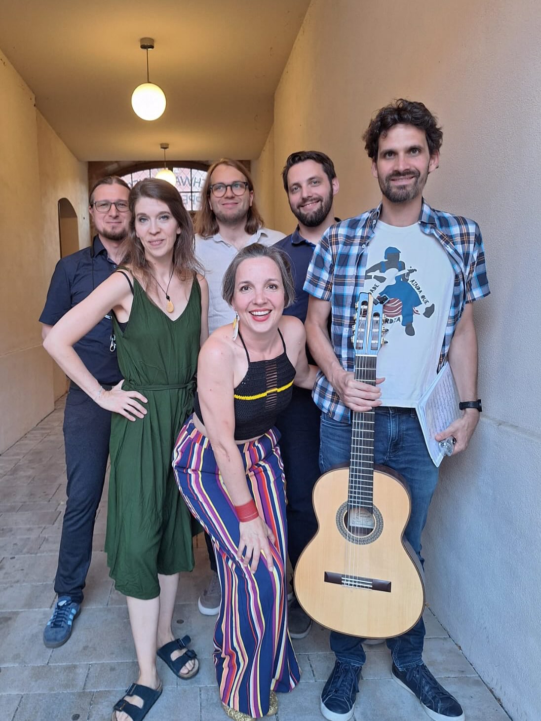 🎶💛So schöne Erinnerungen von unserem Konzert mit @yara.linss und @chorotuiuiu in Schwabach.
Danke an das gesamte Team des Schwabacher Kulturamts, wir hatten eine ganz wundervolle Zeit und es war eine wirklich tolle Zusammenarbeit.
Wir hoffen, dass wir das Choro-Samba-Programm auch bald wieder mal präsentieren dürfen!
#choro #choromusic #brazilianmusic #singer #yaralinss #chorotuiuiu #schwabach #samba