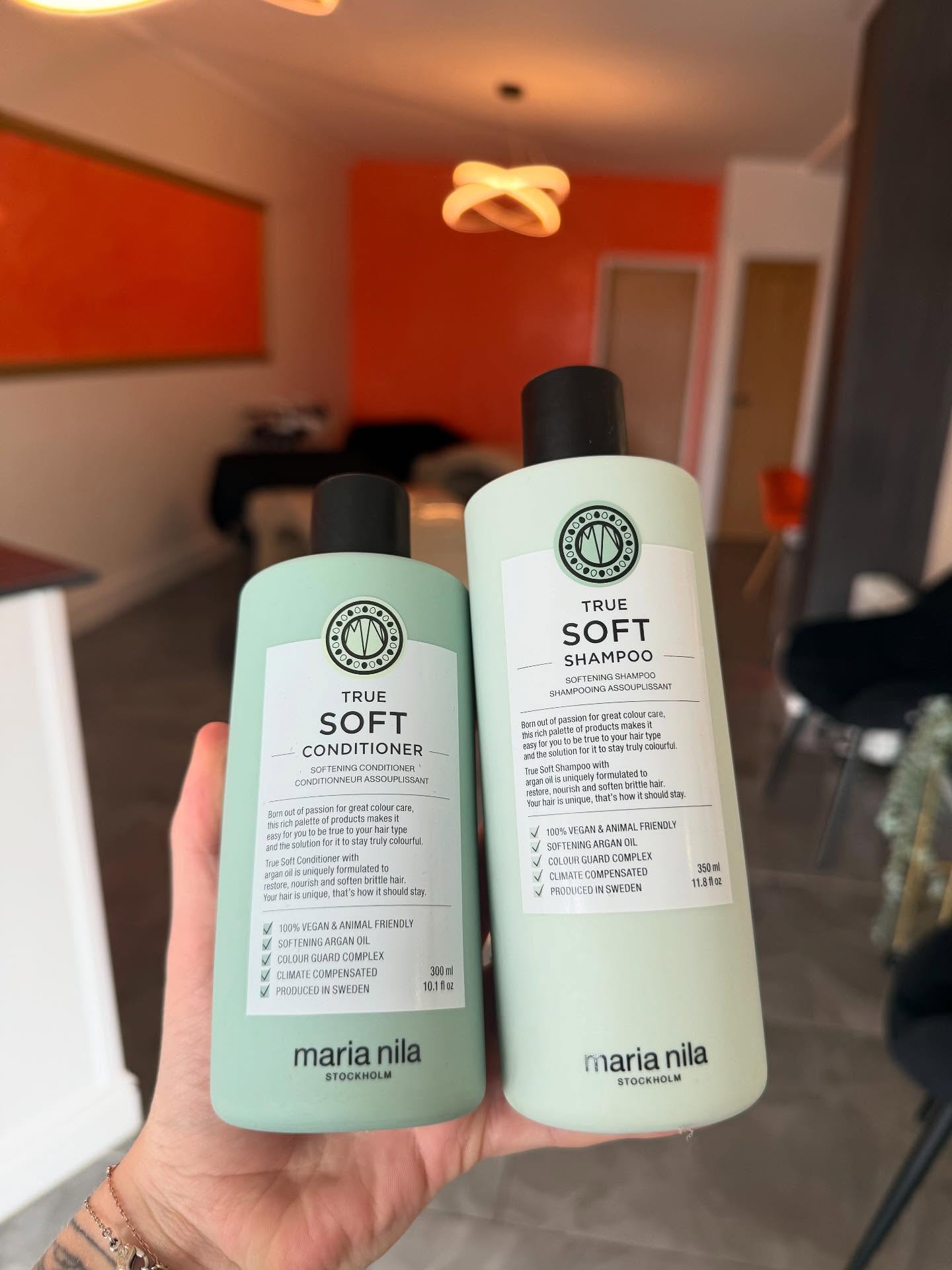 My fav product’s at the moment 🤩🙌🏻
1) @marianilastockholm true soft shampoo & & conditioner 🧴
Perfect for your hair extensions & natural hair
2) @beauty_worksonline 10-1 spray
Use after washing to easily brush through wet hair and help with blow drying💆🏼♀️
3 )@colorwowhair pop and lock
perfect for smoothing your hair get rid of flyaways non-greasy💃🏼
4)@marianilastockholm heat protector
Heat protector but also has a bit of hold 🤍
5) @marianilastockholm true soft argan oil
Perfect for hydrating, the mid length to ends of your hair 🤩
6) @remicachet hair brush - holy Grail 🙌🏻
7) @marianilastockholm finish and spray
Hair spray but also smells incredible 🫶🏻
8) @got2b powder ful
The updo essential- help me create volume in updos 🔥
Let me know your favourites? 🫶🏻