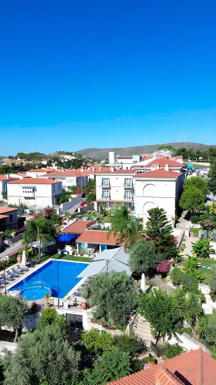 Alaçatı mimarisini içinde barındıran aydınlık ve geniş odalarımızda ailenizle unutulmaz bir tatilin kapılarını aralayın 🤍🔑✨
.
#alaçatı #imrenhanotel #alacatı #butikotel #alaçatıotelleri #alaçatısokakları