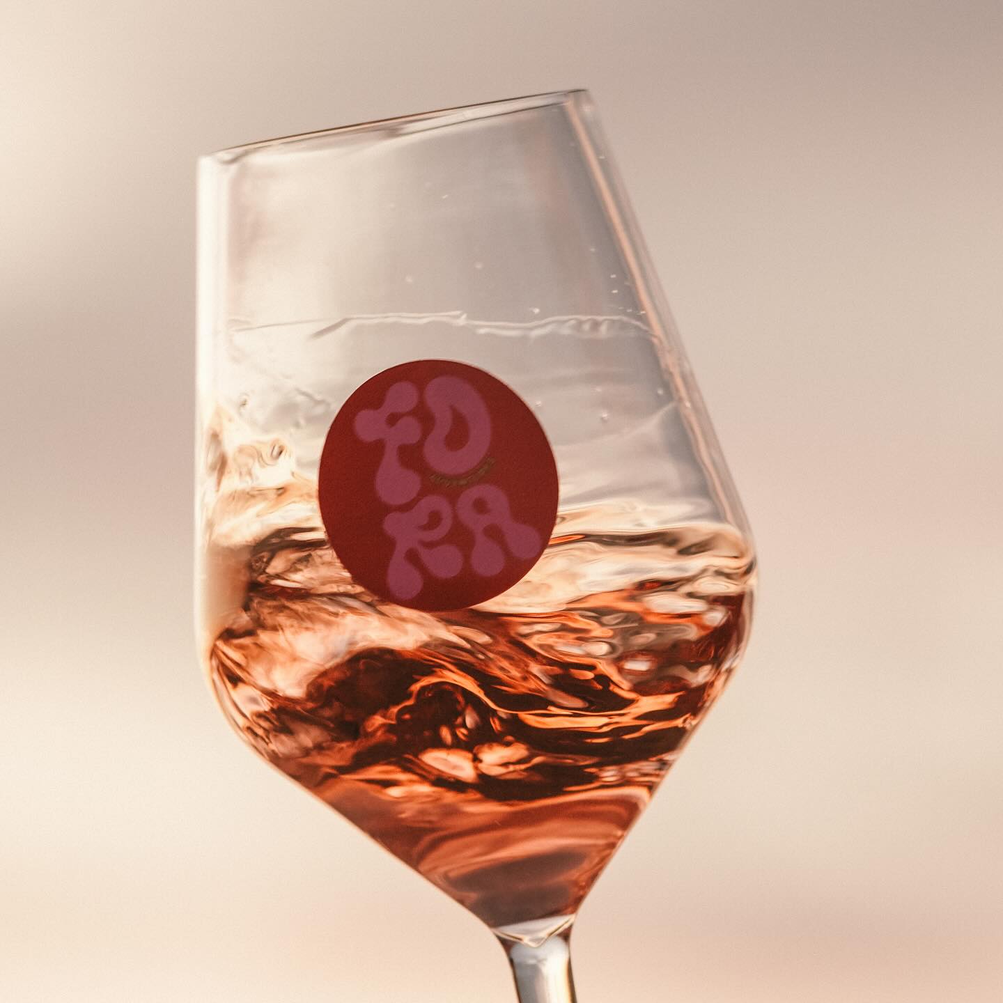 Kad @sara_vizintin kuha, znaš da tvoje nepce ide na izlet bez karte. ✈️🫕
Ovaj put: rizoto od koromača sa zapečenim pomidorima i milijun sira (da, brojili smo).
Desert? Palenta meets karamela – spoj koji nismo znali da trebamo, ali sad ne možemo bez.
Sve to uz gutljaj rose vina od @francarman_wines_ i lagani yoga flow da probavimo emocije. 🙏🏽🫶🏼