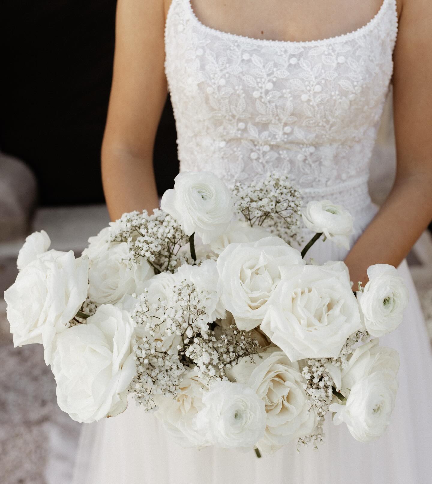 🤍Weiße Eleganz 🤍
Weiß steht für Liebe und zeitlose Eleganz.
Von zarten Blüten über kunstvolle Tischdekorationen bis hin zum traumhaften Brautstrauß – jedes Detail erstrahlt in edlem Weiß und lässt diesen besonderen Tag noch unvergesslicher werden. 🤍
✨Atmosphäre: Elegant. Romantisch. Zeitlos.
#WhiteWedding #Hochzeit2025 #Brautstrauß #Tischdeko #WeißeEleganz #WeddingInspo #PureElegance
@mirjamtschigg
@paolasimone.fiori.design
@perfectplanswedding
@tirolergoldschmied
@sunflower_cosmetic_
@castelfahlburg
@arminwenter
@garage.patisserie
@globusmode
@officina.degli.eventi
@pauline_aster
@nicomiotto
@dimodels_
@zettmisssuedtirol
