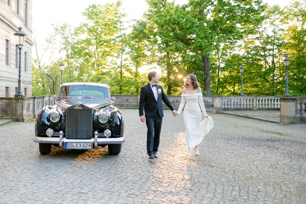 Ein Spaziergang durch Geschichte.
Moderne Eleganz trifft klassische Pracht – Schloss Albrechtsberg, Dresden.
Planung: @kola_weddingz & @annettzollfeldt_fotografie
Foto: @sandraschroeder.weddings
Location: @schloss_albrechtsberg_dresden
„Luxury Content Experience by Annett Zollfeldt Fotografie × KOLA weddingz & parties“
#Heiraten2026
#Hochzeit2026
#FineArtWedding
#LuxuryWeddingEurope
#TimelessWedding
#ElegantWedding
#ModernRomance
#WeddingInspiration
#DestinationWedding
#LoveInEveryDetail
#HeiratenInDerSchweiz
#WeddingSwitzerland
#SwissWeddingPhotographer
#LakeLucerneWedding
#ZürichWedding
#HeiratenInDeutschland
#WeddingGermany
#SchlosshochzeitDeutschland
#FineArtWeddingGermany
#HochzeitsfotografDeutschland
#HeiratenInÖsterreich
#WeddingAustria
#FineArtWeddingAustria
#SchlosshochzeitÖsterreich
#HochzeitsfotografÖsterreich
#RomanticWedding
#WeddingGoals2026
#LuxuryWedding
#EditorialWedding
#weddingphotographereurope