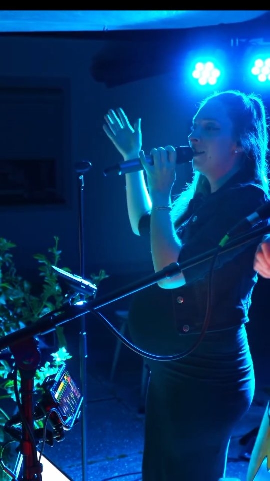 Eine wahnsinns Party war das letzten Freitag 🤩🎊
Zu einem runden Geburtstag, durften wir es nahe der Heimat mal richtig krachen lassen 🔊💥
.
.
.
#party #band #duo #music #musik #geburtstagsfeier #guitar #gitarre #singing #gesang #percussion #fingerstyle #cover #rock #walkingonsunshine #katrinaandthewaves #tnt #acdc #angels #robbiewilliams #fun #livemusik #live #coversong #partyband