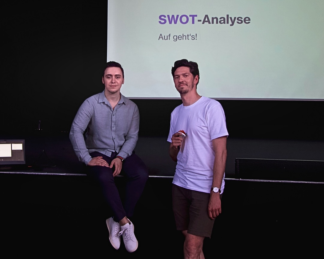 Kick-off in Celle: Demokratie leben – auch bei 39 Grad!
Am 2. Juli 2025 – dem bisher heißesten Tag des Jahres – haben wir den Auftakt zur Situations- und Ressourcenanalyse in Celle gestaltet. ☀️ Trotz 39 Grad im Schatten war die Energie im Raum spürbar.
🏛️ Ort des Geschehens: die CD-Kaserne – DER Player für Jugend, Kultur und Vernetzung in Celle. Genau hier sind wir als beauftragtes Team zusammengekommen, um mit Vertreter*innen aus Zivilgesellschaft, Verwaltung und engagierten Menschen den Startschuss für die Analyse zu setzen.
Unser Auftrag: Im Rahmen des Bundesprogramms „Demokratie leben!“ erstellen wir eine Situations- und Ressourcenanalyse für Celle. Ziel ist es, Herausforderungen und Potenziale in der Demokratiearbeit zu identifizieren und gemeinsam mit lokalen Akteur*innen eine fundierte Grundlage für ein Handlungskonzept zu schaffen.
💡 Was treibt uns an?
✅ Wie erreichen wir Jugendliche ohne Lobby?
✅ Wie schaffen wir Räume für Vielfalt und sichere Begegnung?
✅ Und wie stärken wir eine demokratische Kultur jenseits von Bubbles und Egoismen?
✨ Danke an die CD-Kaserne und alle Teilnehmenden, die mitgedacht, mitgefühlt und bei 39 Grad mitdiskutiert haben. Wir freuen uns darauf, diesen Prozess weiter zu begleiten.
#DemokratieLeben #Celle #CDKaserne #Awareness #ErcanCarikci