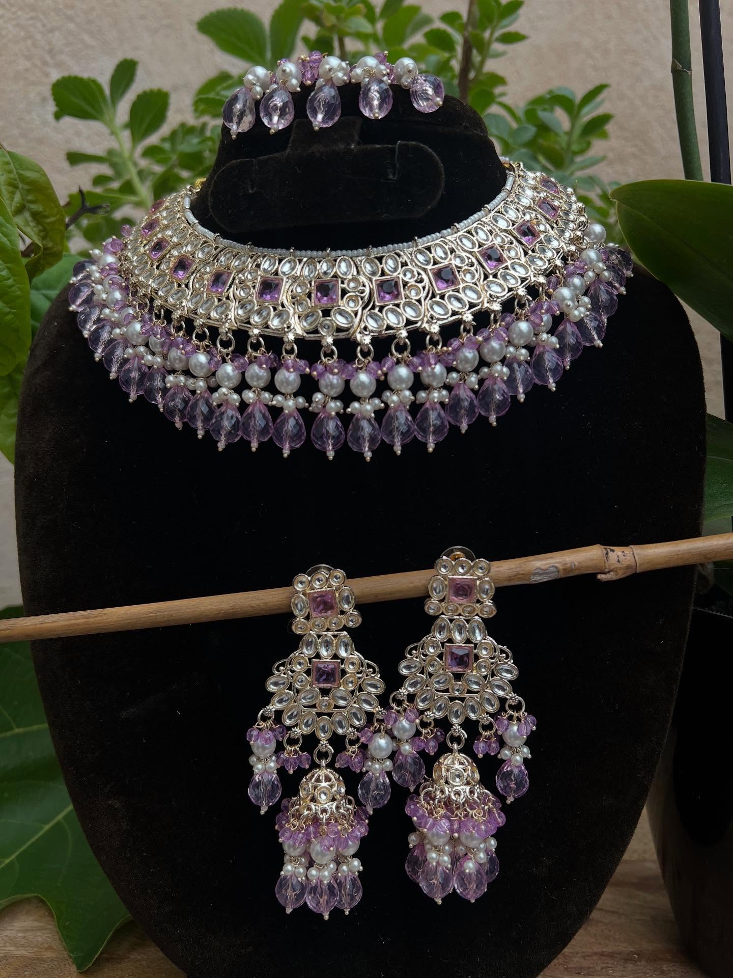 Parure royale 💜✨ Collier, boucles & maang tikka en pierres violettes, perles et dorures. Idéal pour un look de princesse ! 29€ — stock limité.
#jewellery#jeweleryset#desigirl#desilook