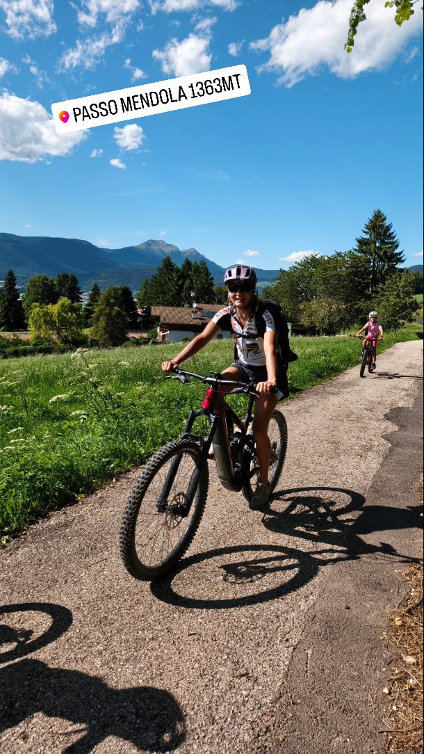 Díky Miláno za super trasu, i když pro naši Viki to byl prý nejhorší výlet za celou dobu 🤣🤣🤣. Marián s Maxem jako jediní bez e-bikes si cestu zkrátili o pár set výškových metrů a popojeli kousek bydlíkem... I tak to pro ně musel být dost záhul... 🙏
Mně se to ale moc líbilo a nejmenší Aninka je moje hrdinka ❤️, jak to zvládla nahoru i dolů...
#vimteamcz #visititaly #cyklistika #cyklovylet #cyklotrasy #mtbkids #emtb #ebike #ebiking