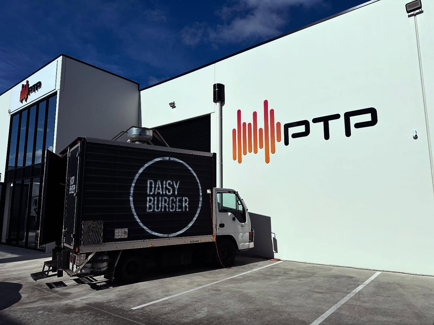 Work catering done right 🍔🙌
Daisy Burger had the pleasure of catering for the team at Professional Technology Partners. Congrats on the new warehouse!
#DaisyBurger #WorkLunchCatering #FoodTruckCatering #ProfessionalTechnologyPartners #BurgerBreak #adelaideeats #adelaideevents #whatsonadelaide #supportlocal #southaustralia #adelaide #glamadelaide #seesouthaustralia #adelaidehills #adelaidebeaches #adelaidefood