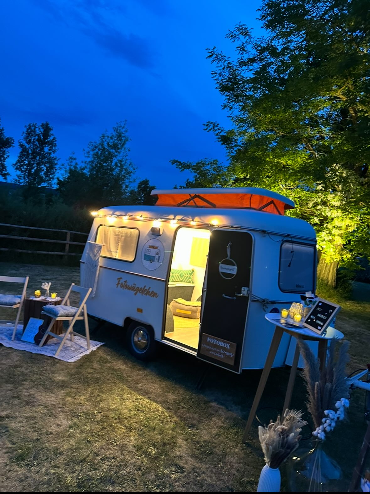 📸✨ Unser Fotowägelchen – auch abends ein Highlight! 🌙⭐️💫
Ob tagsüber ein echter Hingucker oder abends stimmungsvoll beleuchtet – unser Fotowägelchen ist immer für euch da!
Mit liebevoller Deko, charmantem Vintage-Flair und mit stimmungsvoller Beleuchtung für die Abendstunden wird es zum perfekten Spot für eure Erinnerungsfotos.
Kontaktiert uns, macht Schnappschüsse – und lasst euch vom besonderen Licht verzaubern!
#Fotowägelchen#Fotowagen#Fotobox#Fotografie#Eventfotografie#Hochzeit#Geburtstag#Taufe#Firmenfeier#Veranstaltung#Event##Hochzeitsfotografie#Fotoerlebnisse#MobileFotografie#Fotoboxmieten#Eventplanung#Erinnerungen #Momentefesthalten#Unvergesslich#Oberfranken#Franken#Bayreuth