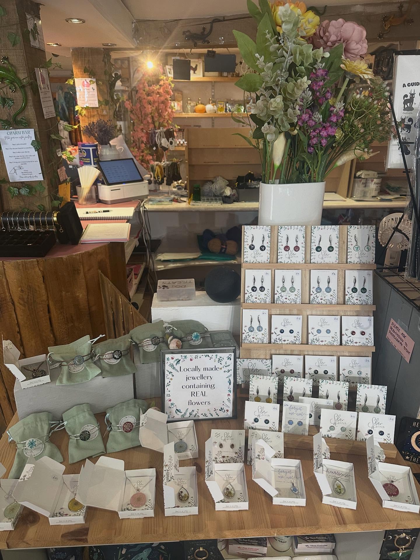Happy Monday! The sun is shining for me, I hope it is for you too 😍☀️
So nice to catch up with the lovely Kellie from @stuffemporiumsalisbury when I went to restock. Her shop is looking beautiful with so many unique gifts and treats, well worth a visit next time you’re in Salisbury 🙂
#handmadegifts #jewellerygifts #boutique #boutiqueshopping #giftshop #wiltshire #salisbury #lovesalisbury