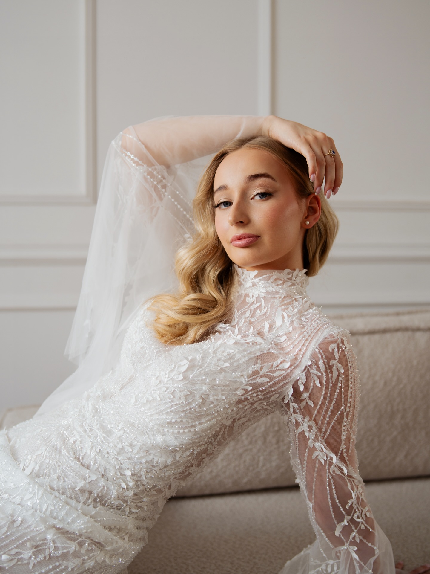 Elegancka sesja ślubna
w @fach.studio.bydgoszcz ✨🤍
modelka @natalia_pomykala
makijaż @gkondarewicz_makeup
suknia @marylaw.pl
foto @ewaskonieczna_film_foto
Marzysz o wyjątkowej sesji poślubnej w naszym wnętrzu? Zapraszamy do klasycznego wynajmu naszego studia🤍
A może nie chcesz organizować przygotowań w domu w dniu Waszego ślubu?💍
Zaproś do naszego studia swoją najbliższą rodzinę, przyjaciół, a także makijażystkę, fryzjerkę oraz ekipę foto-wideo (do 15 osób). W naszej kuchni napijesz się pysznej herbaty, kawy przelewowej i prosecco 🥂 a całe studio 170 m2 będzie dla Was całkowicie na wyłączność. To świetna okazja do stworzenia wielu wyjątkowych zdjęć nie tylko we dwoje, a także z Waszą najbliższą rodziną i przyjaciółmi 👰🏼🤵🏼
Zapoznaj się z naszym cennikiem w wyróżnionej relacji •cennik• gdzie przygotowaliśmy dla Ciebie ofertę na wyjątkowe przygotowania ślubne w naszym studio🤍
#sesjaslubna #sesjaslubnabydgoszcz #sesjaposlubna #sesjaposlubnabydgoszcz #sesjazdjeciowa #sesjazdjeciowabydgoszcz #studiofotograficzne #studiofotograficznebydgoszcz #studionawynajem #studionawynajembydgoszcz #studiowkamienicy #studiowkamienicybydgoszcz #sesjabydgoszcz #fotografbydgoszcz #fachstudio #fachstudiobydgoszcz #bydgoszcz