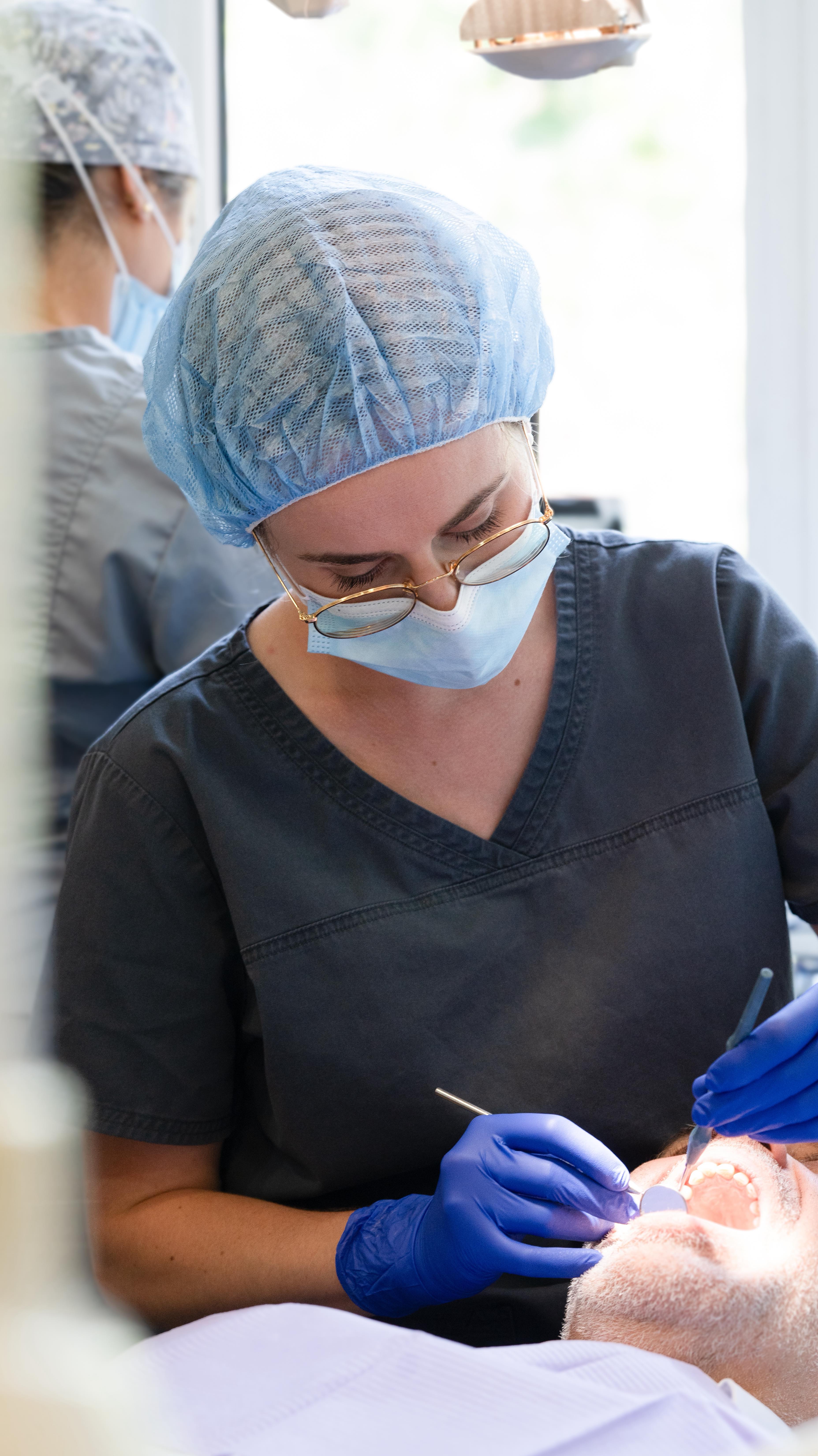 🧠 ¿Sabías que tu salud bucal puede influir en tu memoria?
Suena raro, pero te lo explica nuestra especialista en periodoncia 👇
Diversos estudios relacionan la inflamación crónica de las encías con un mayor riesgo de problemas cognitivos.
👉 Cuando no cuidas tus encías, bacterias orales pueden llegar a afectar incluso al cerebro.
Sí, tus encías tienen mucho que decir sobre tu salud general.
¿Hace cuánto que no las revisas?
🦷 En Clínica Tresserra no solo cuidamos tu sonrisa.
Cuidamos de ti.
💬 ¿Te imaginabas esta conexión? Te leemos 👇
#EncíasYSalud #PeriodonciaAvanzada #ClínicaTresserra #SaludIntegral