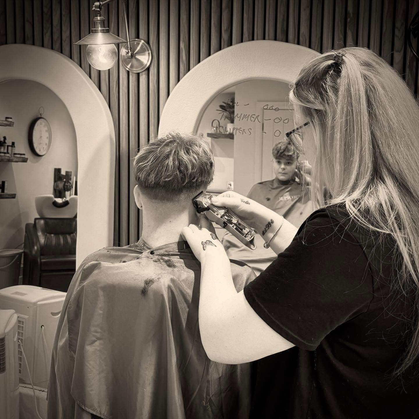 Meet Samantha – a fully qualified hairdresser and barber who joined The British School of Barbering to take her fade skills to the next level. ✂️
Even experienced professionals know there’s always more to learn, and we’re proud to help elevate her craft with precision techniques and modern barbering mastery. #thebritishschoolofbarbering #barberschool #education #learntocuthair