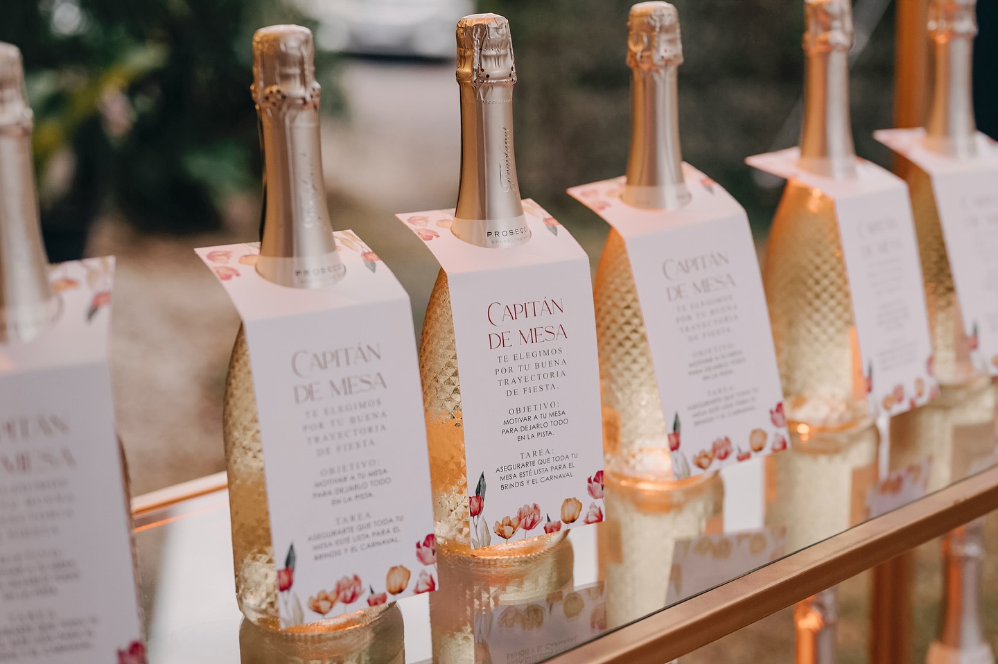 ✨TENDENCIA ✨
Elegir a una persona (la más fiestera 😉) como capitán de su mesa. Su misión: Mantener a todos en su mesa bien “hidratados” y contentos.
¿Ya saben a quienes van a elegir? 🥳
Planner: @wanderlusteventplanning