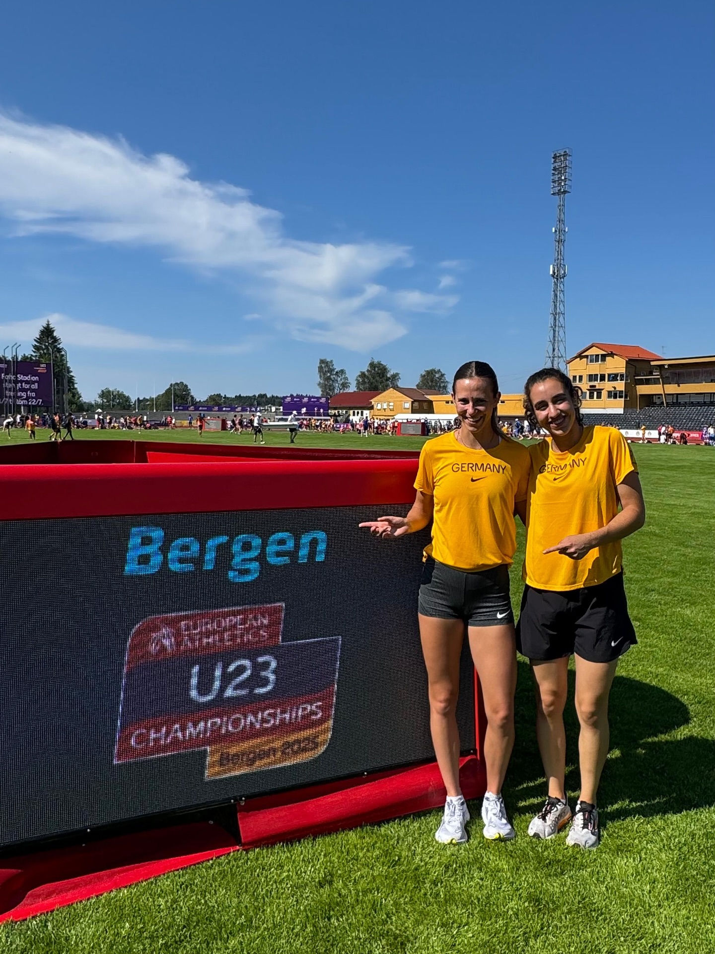 FA international vertreten! 🔥
Mit @yasmin.amaa und @sabrina.heil haben es zwei unserer Athleten zur U23 Europameisterschaft nach Bergen 🇳🇴 geschafft!!
.
@yasmin.amaa konnte sich gestern bereits erfolgreich im Vorlauf über 400mH durchsetzen und kämpft heute im Halbfinale um den Finaleinzug! ⚡️🚧
Am Sonntag geht dann @sabrina.heil mit der 4x400m Staffel der Frauen Vormittags in den Vorläufen an den Start, am selben Tag findet auch das Finale statt 🔥💥
.
.
.
#frankfurtathletics #fa #germanyathletics #faster #higher #further