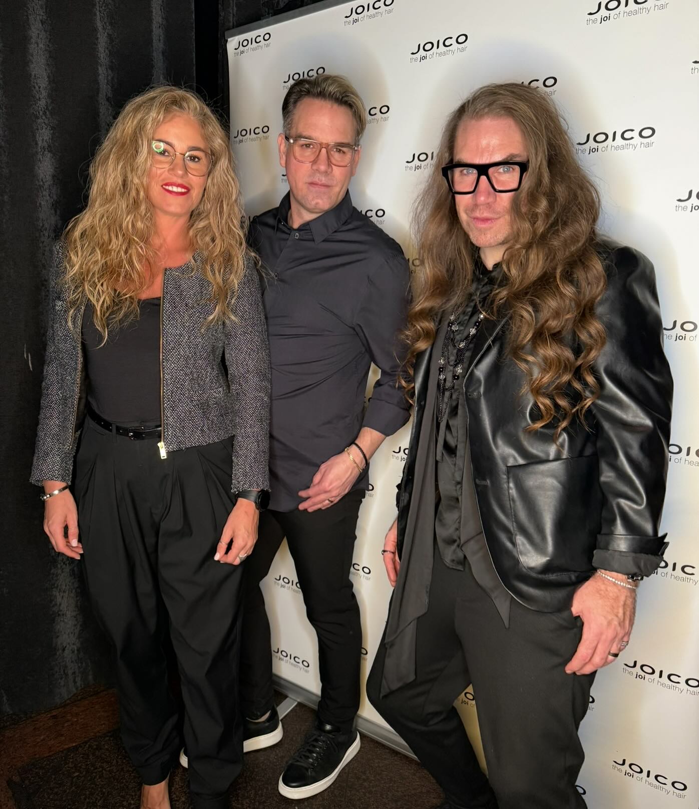 SEMESTERTIDER - Nu har vår Tanya åkt på semester 🥰Hoppas hon får en välbehövlig avkoppling med mycket sol och god mat ☀️ Killarna väntar med sin ledighet tills hon är hemma igen. 🤩 Vill du boka din tid görs det enklast på vår hemsida, länk i vår bio. Kram 🥰 #salongengelbrektsgatan12 #lillatorg#frisör#semester #frisörmalmö @hairbytanyaswe @jandy.1981