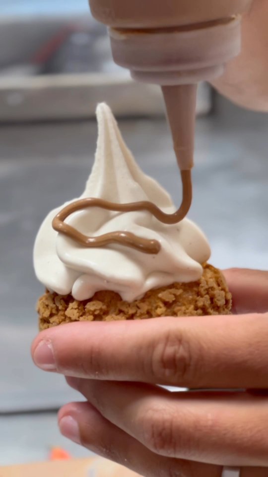 Plongez au cĆur de la gourmandise avec cette vidĂ©o exclusive de notre toute nouvelle crĂ©ation :
Le Chou GlacĂ©, prĂ©parĂ© minute sous vos yeux đšâđł
đ Glace italienne Ă la vanille
đ€ CĆur coulant pralinĂ©-noisettes OU â€ïž coulis fruits exotiques
đ Le tout dans un chou craquelin ultra croustillant
Un dessert frais, généreux, et 100% fait maison à découvrir dÚs maintenant à la boutique !
đ14 avenue MarĂ©chal Foch â Nice
đŹ Vous aussi, laissez-vous tenter⊠et venez choisir votre version prĂ©fĂ©rĂ©e !
Team #pralinĂ© ou team #fruitsrouges ? Dites-le nous đ
Vidéo by @k_rolight_food
#chouglacé #glaceitalienne #pùtisserieartisanale #nice06 #faitmaison #videofood #jonathanlepatissier #chouminute #gourmandise