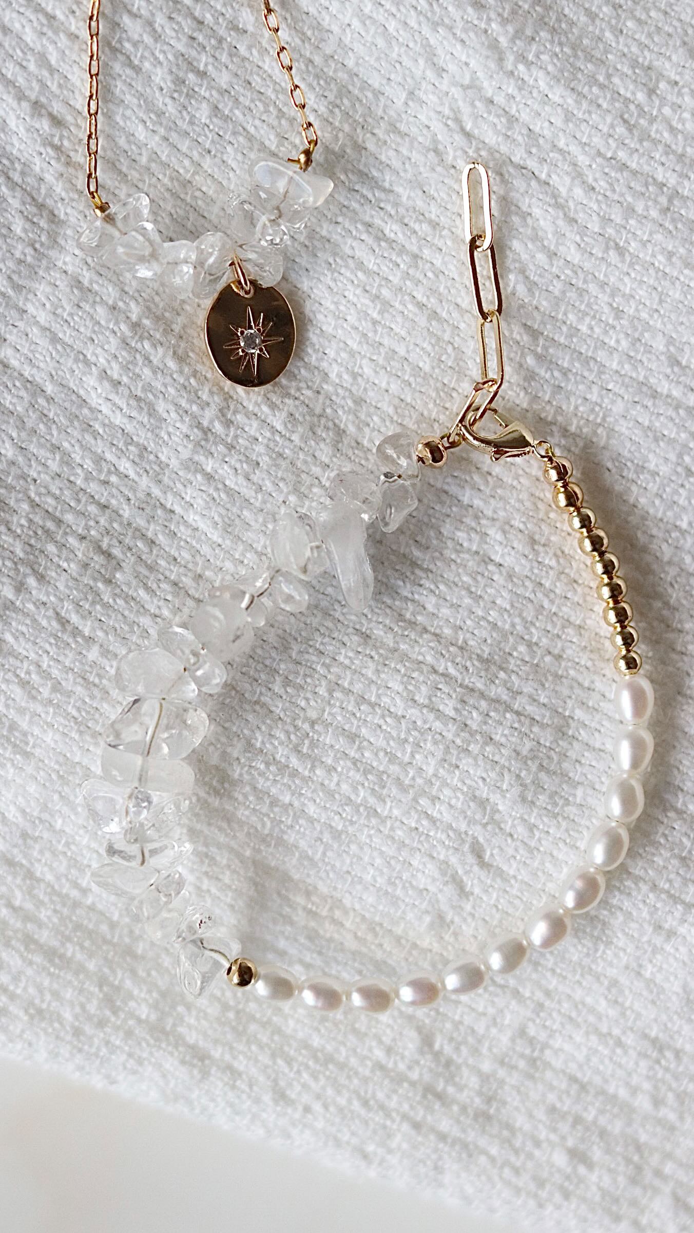 Jaaaa ich steh auf weiß 🤷🏻♀️🤍
Eine kleine feine Auswahl unserer Armbänder mit Mondstein und Süßwasserperlen. I LOVE IT! Wer noch?
#manuka #manukagifts #jewelry