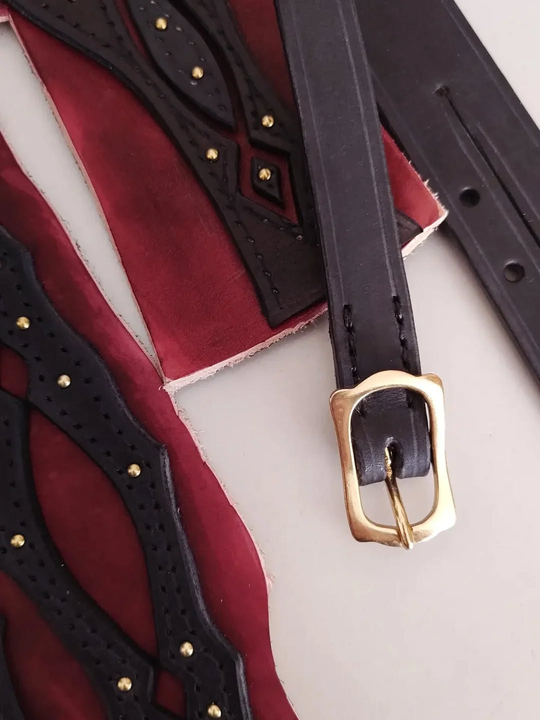 Work in progress foto van een barok geïnspireerd hoofdstel. Afgelopen voorjaar had ik de kans om een hoofdstel te maken in de stijl van een barok zadel met matchende kleuren, zwart-bordeaux-goud ❤️
#atelierbyerica #handwerk #paardentuig #customhorsetack #kooplokaal #lederhandwerk #leathercraft #ambacht