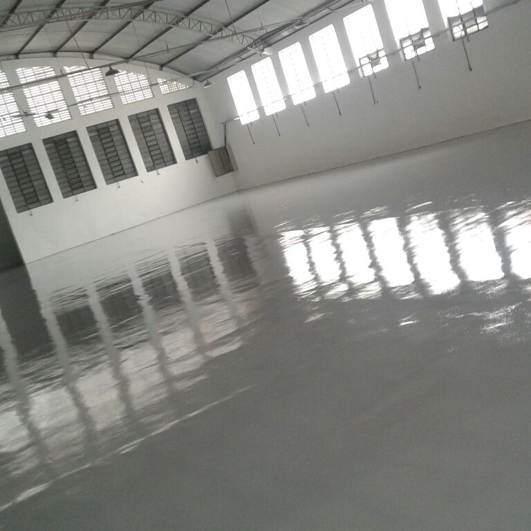 Você sabe o que é o revestimento epóxi?
⠀
O epóxi é um tipo de revestimento industrial de alta performance, ideal para pisos que precisam de resistência mecânica, química e estética.
⠀
É amplamente utilizado em indústrias, hospitais, escolas, estacionamentos e até em projetos residenciais — principalmente quando se deseja um acabamento contínuo, sem rejuntes e de fácil limpeza.
⠀
Na forma aparente, o epóxi deixa um visual liso e brilhante, com cores uniformes. Já nas versões com cargas minerais, o piso pode ser antiderrapante e ainda mais resistente.
⠀
Trabalhamos de acordo com a NBR 14050, norma que define os requisitos técnicos para a aplicação correta do sistema. Aqui na ABC Epóxi, seguimos à risca todas as exigências, oferecendo segurança e qualidade em cada projeto.
⠀
📌 Tem dúvidas sobre qual tipo de epóxi é ideal para seu espaço? Fale com nosso time técnico!
🔑 Palavras-chave:
piso epóxi, revestimento epóxi, pintura epóxi, epóxi autonivelante, piso industrial, norma NBR 14050, aplicação epóxi
📣 Hashtags:
#PisoEpoxi #RevestimentoEpoxi #PisoIndustrial #EpoxiAutonivelante #NBR14050 #Industria #Garagem #Estacionamento #Higiene #Resistencia #AcabamentoProfissional #ABCEpoxi