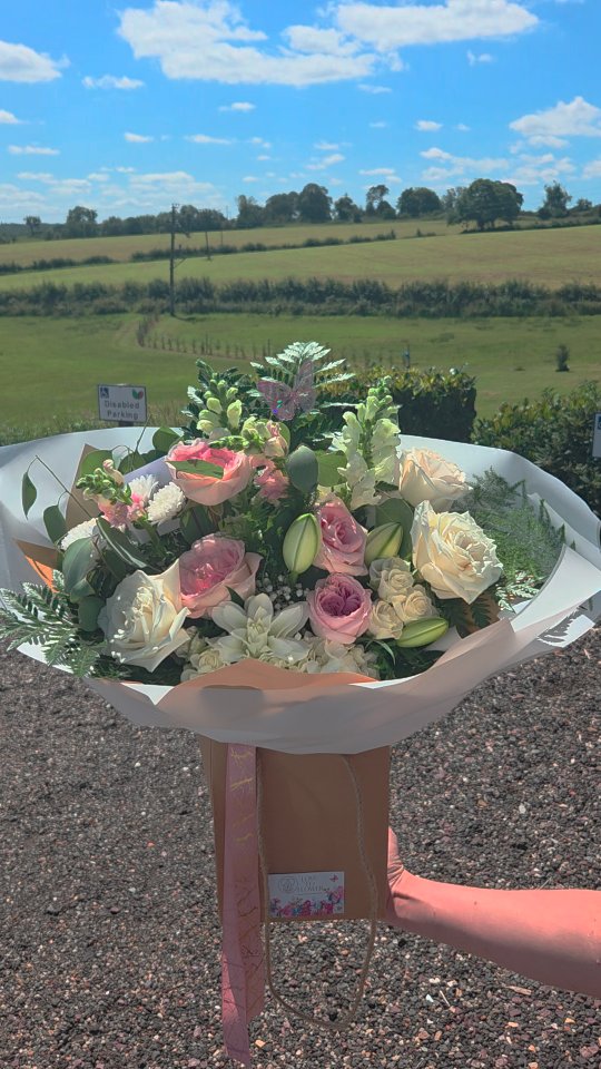 Flowers for a special wedding anniversary 🤍
www.lovetoflower.co.uk
#pinkroses #hydrangea #lillies #giftideas #flowerdelivery #flowershop #onlineshopping