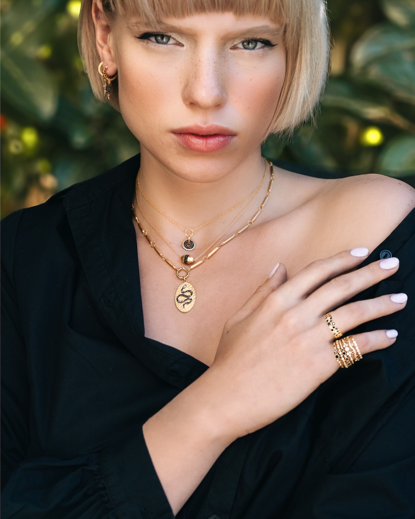 When the intensity of black diamonds meets the warmth of yellow gold🌠 hand-hammered gold by our skilled artisans, this unique piece combines the raw allure of black diamonds with the rich glow of yellow gold- a dramatic and striking fusion that makes a bold statement.
#jewels #jewelry #necklace #goldjewelry #rings #yellowgold #luxuryjewelry #blackdiamond #gold #marikadesertgold #designerjewelry #handmadejewerly #artisanjewelry #instajewellery #stacks #goldpendant