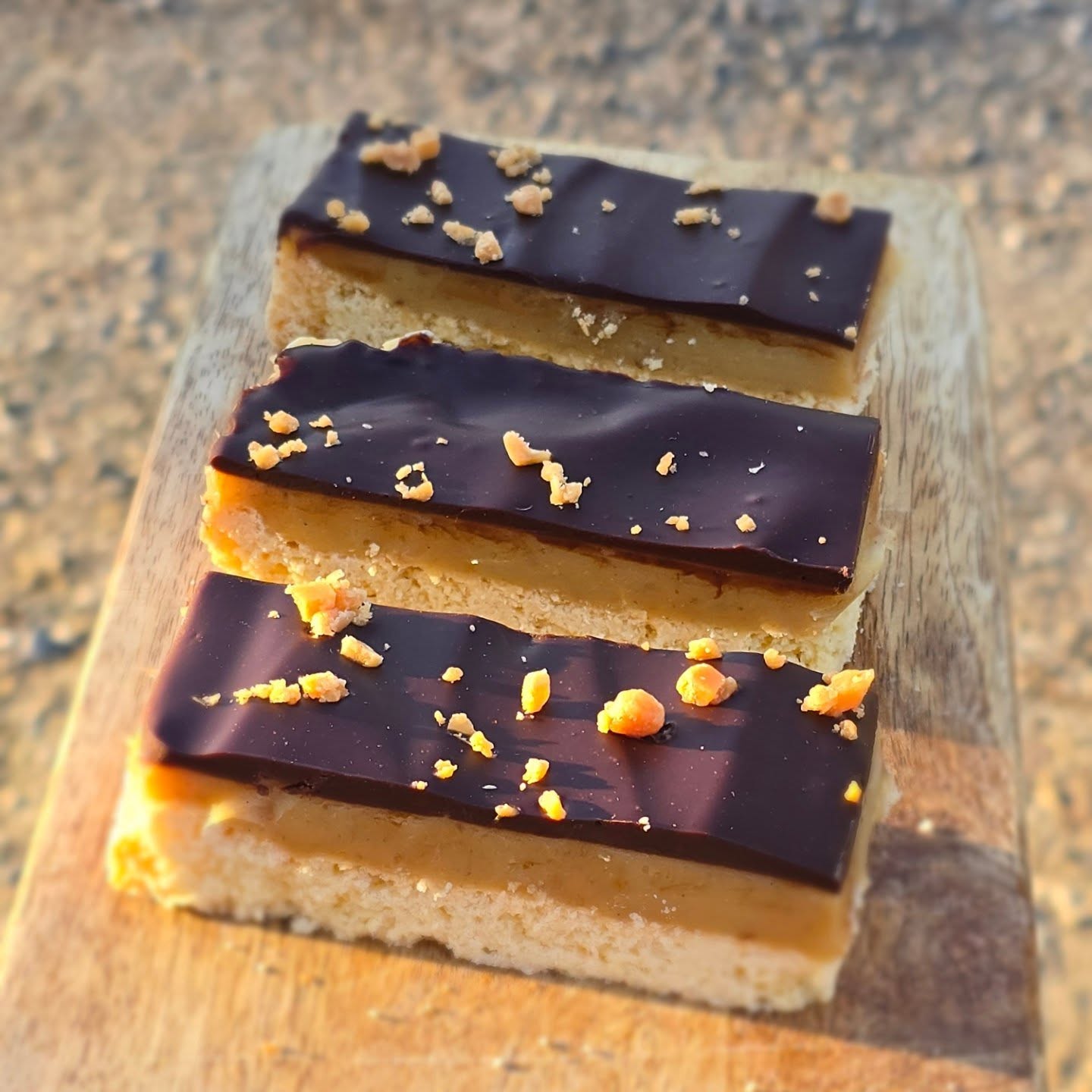 Rant incoming 😮💨
We’re seeing far too many cakes called "high quality" lately that are anything but - especially from wholesale brands.
Millionaire’s shortbread with no butter? "Chocolate" made from cocoa powder, palm oil & emulsifiers? No thanks 😩
At Layer’d, we mean it when we say quality. That means: 🧈 Real butter
🍫 Couverture chocolate
🌾 Wildfarmed regenerative flour
🍯 Proper ingredients, no shortcuts.
We even use all butter fudge to sprinkle on top of our all butter & handmade caramel Millionaire's Shortbread.
Because we believe if you’re going to eat cake…
eat good cake and enjoy every single bite 🥰
#layerd_cakes #layerd #eatgoodcake #eatrealfood #allbutter #freerange #bakefromscratch #realcakes #realingredients #coffeeshopsupply #coffeeshopbakes #bakersgonnabake #millionairesshortbread #caramel