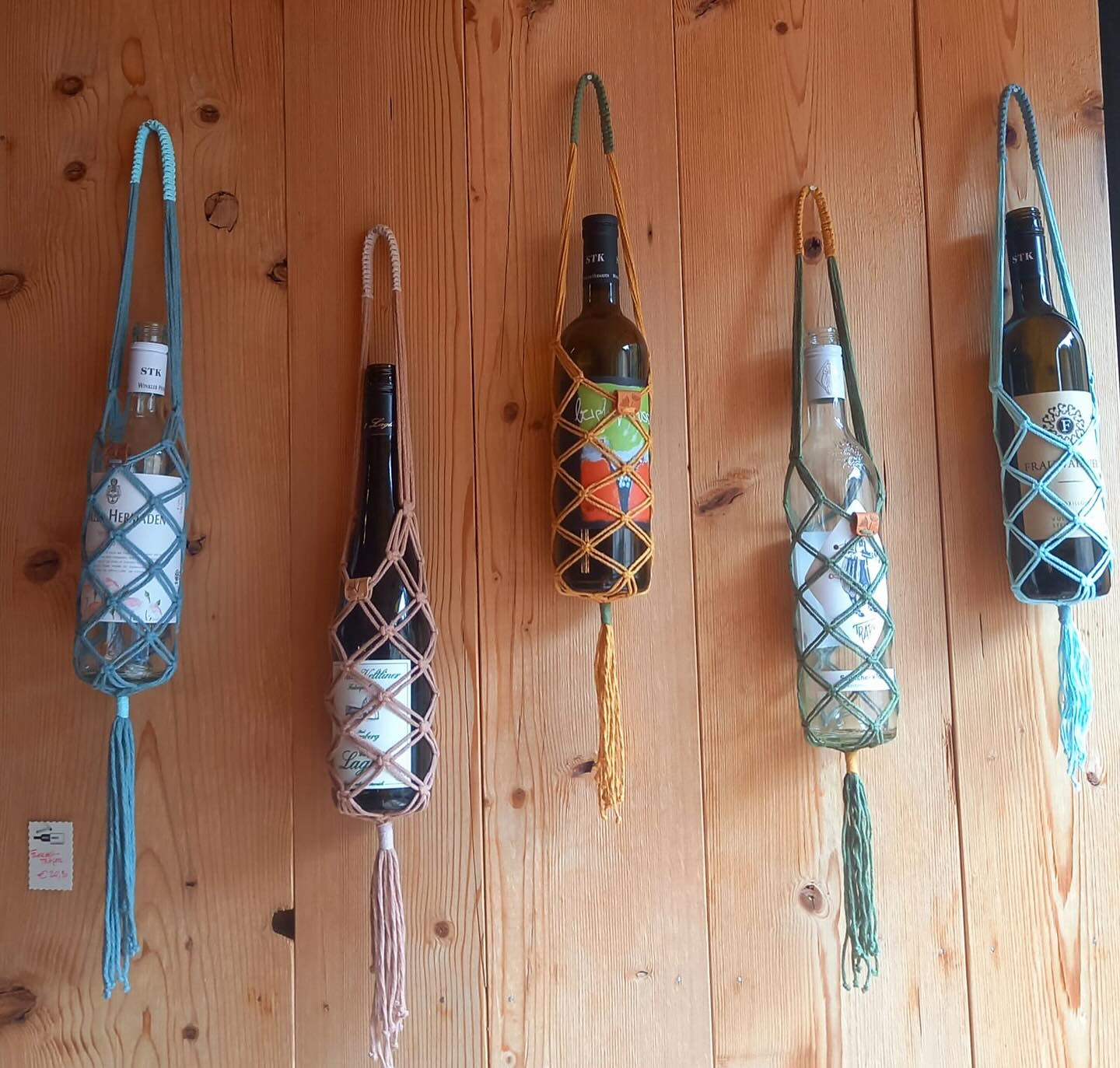 ✨NEU NEU NEU ✨
Wunderschöne, handgeknüpfte Flaschenträger 🧶🍷 - als Geschenkverpackung, oder einfach als Wandvase! 😍
👉🏻 Jetzt in der Weinkiste!
•
•
•
#flaschenträger #handgeknüpft #deko #wirliebenwein #genussinklusive #regionaleinkaufen #thinkpositive #weinkiste #wine #weinkistestjohann @treffpunkt_stjohann @kitzalpen @austrianwine