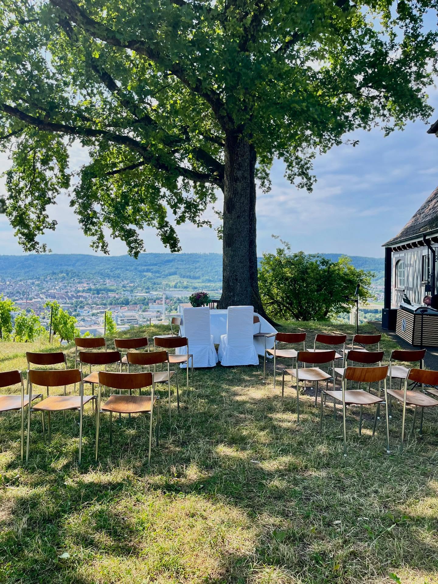 Am Samstag durften Daniel und ich eine ganz besondere standesamtliche Trauung musikalisch begleiten – mitten in den Weinbergen von Schorndorf. 🌿🍇
Unter einem alten Walnussbaum, mit weitem Blick über die Landschaft, haben Nicole und Oliver sich das Ja-Wort gegeben.
Es war ruhig, persönlich, sommerlich schön – und einfach genau richtig für die beiden.
Danke, dass wir dabei sein durften. 💛
#standesamtlichetrauung #weinberghochzeit #livemusikzurtrauung #rebeccasammet #hochzeitsinspiration #trauungmitausblick #schorndorf #musikzurtrauung