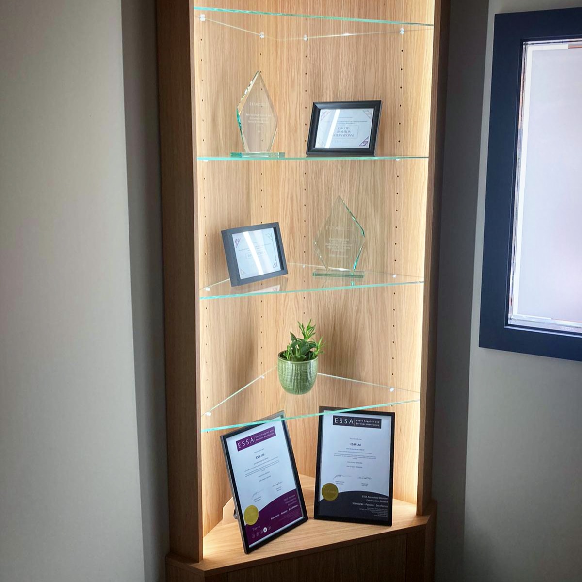 Recently, our in house production team whipped up this lovely new awards cabinet for the corner of our meeting room. ⚒️ 🏆
Now we can display our ESSA accreditation certificates (soon to be reassessed for this year):
🦺 Health & safety
🌿 Sustainability
As well as our awards for 'Best stand build under 10sqm':
2023 - Greensea IQ @ DSEI UK
2024 - Rushton International @ AIRMIC (Association for Insurance & Risk) conference
Here's to ESM's continued success... we've got shelves to fill! 🥂
@essanews @airmicuk @greenseasystems
#award #awards #cabinet #essa #accredited #accreditation #certificate #production #inhouse