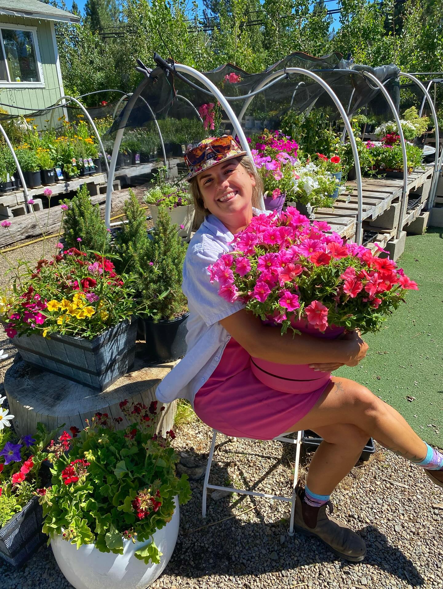 Looking for the immediate gratification of a fresh pop of flowers pre-planted?? We’ve been making color bowls! They are limited supply and moving quickly 💃🏼
Come grab yours 💖
🌸Open: Thursday-Monday // 9am-4pm 🌳